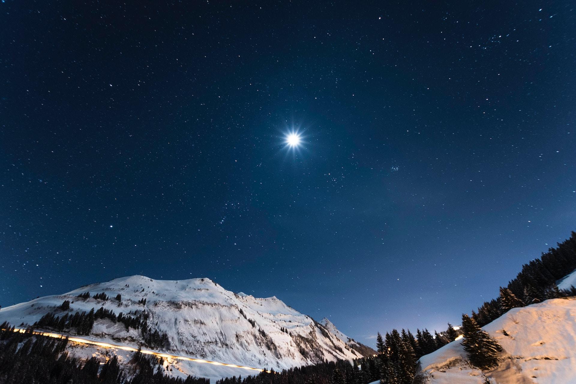 Stark stjärna som lyser på natthimlen.
