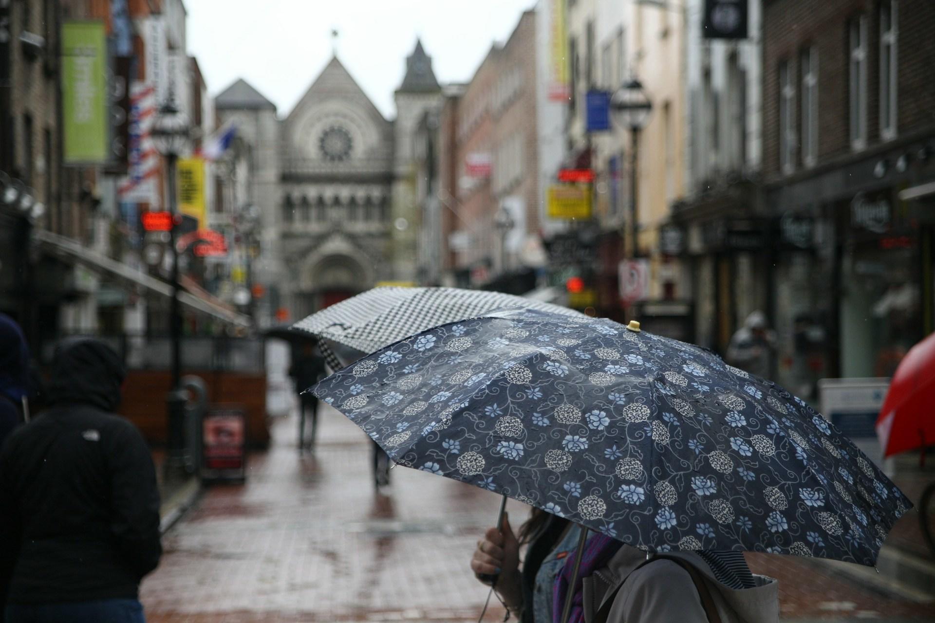 Kvinna med paraply i Dublin