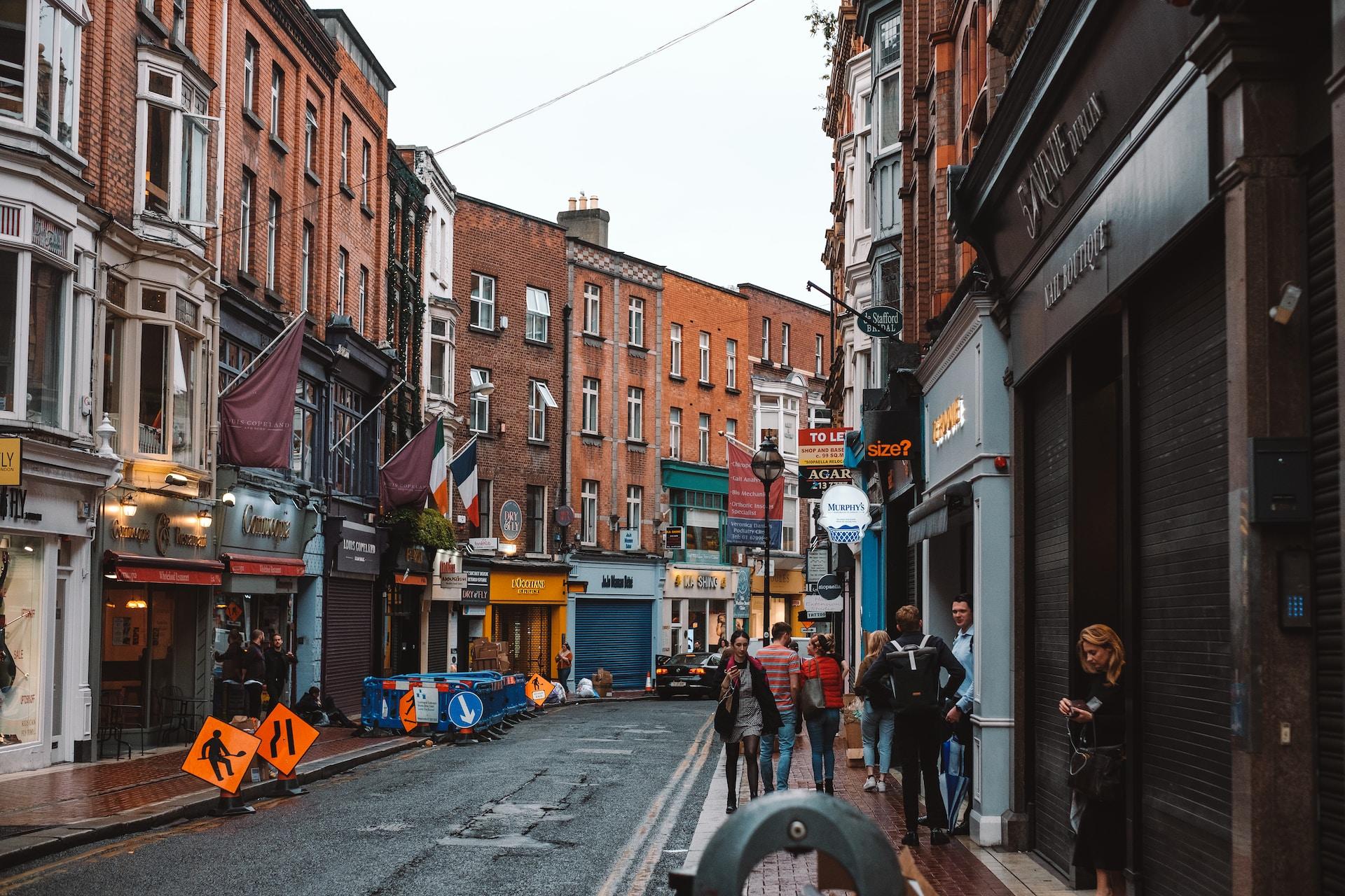 Gågata i Dublin med folk gåendes på trottoar