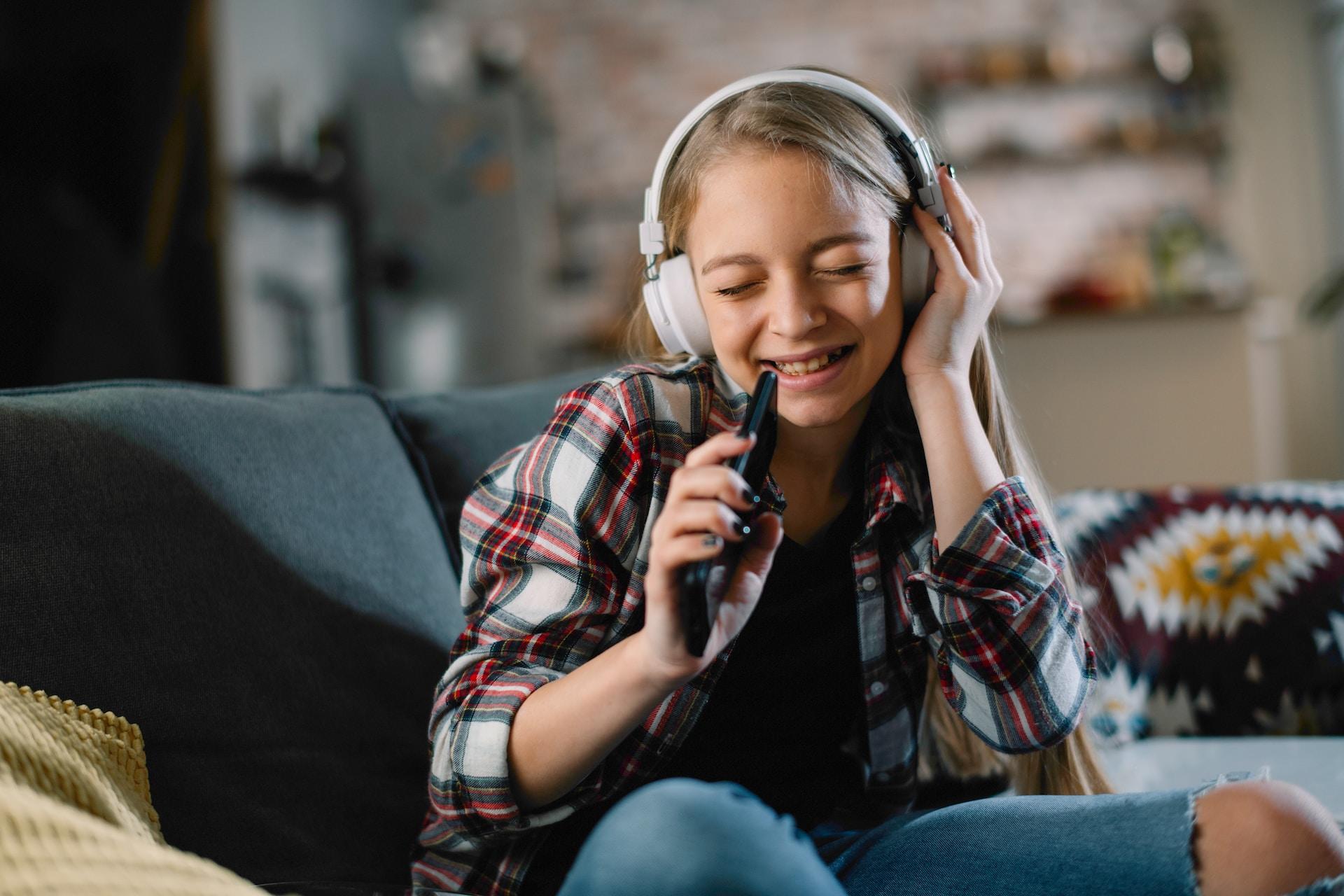 Barn som sitter och sjunger mer i musik.