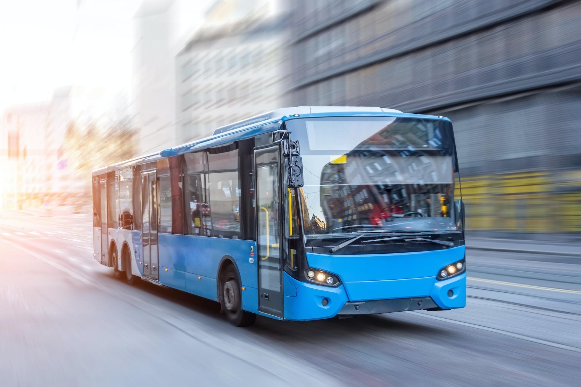 En blå buss på vägen.