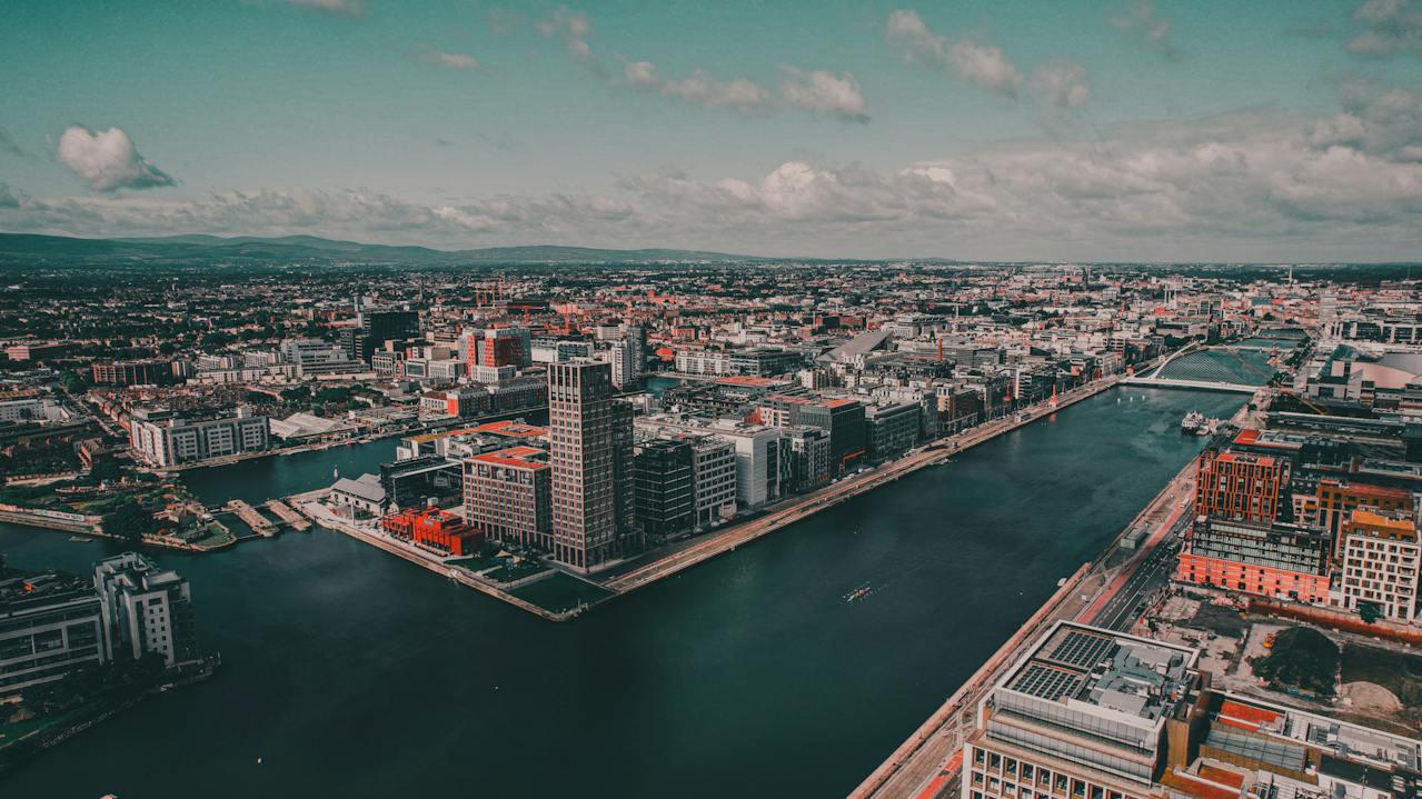 Höghus i Dublin nära vatten. 