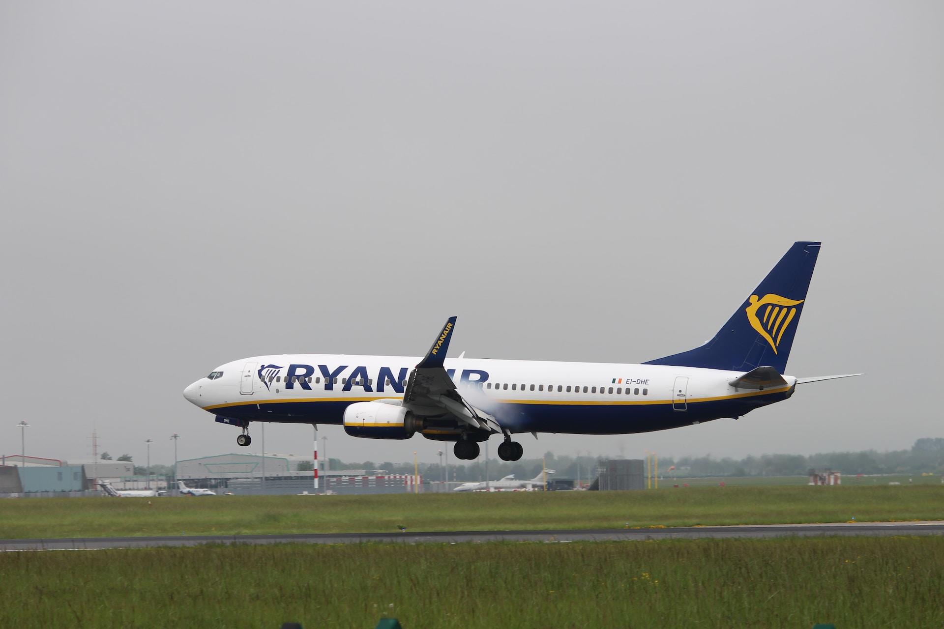 Ryanair flygplan som landar på Dublins flygplats. 