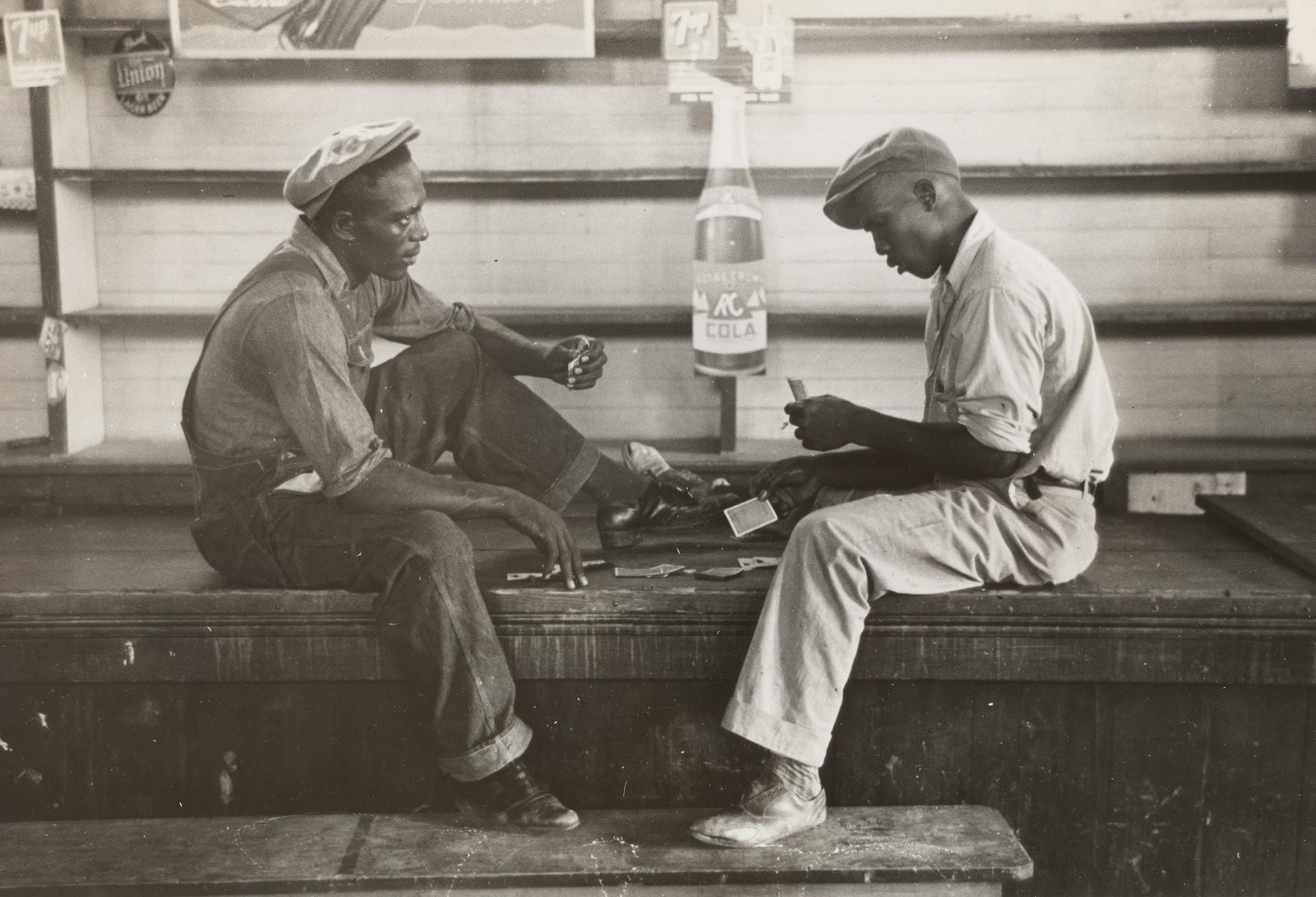 Afroamerikaner som sitter och spelar kort. Bild från 1934