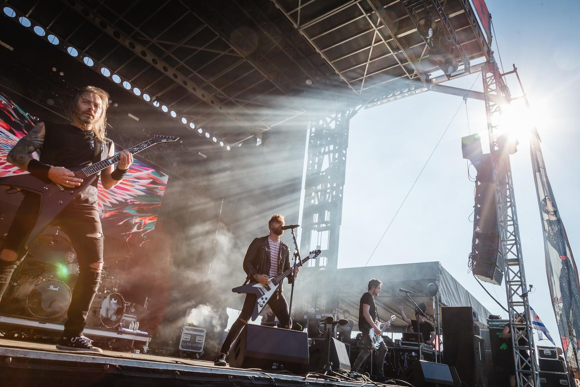 Et metalband står på en scen i Chicago.