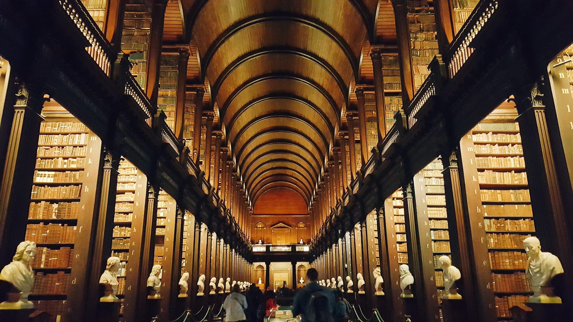 Interiör av Trinity College bibliotek i Dublin