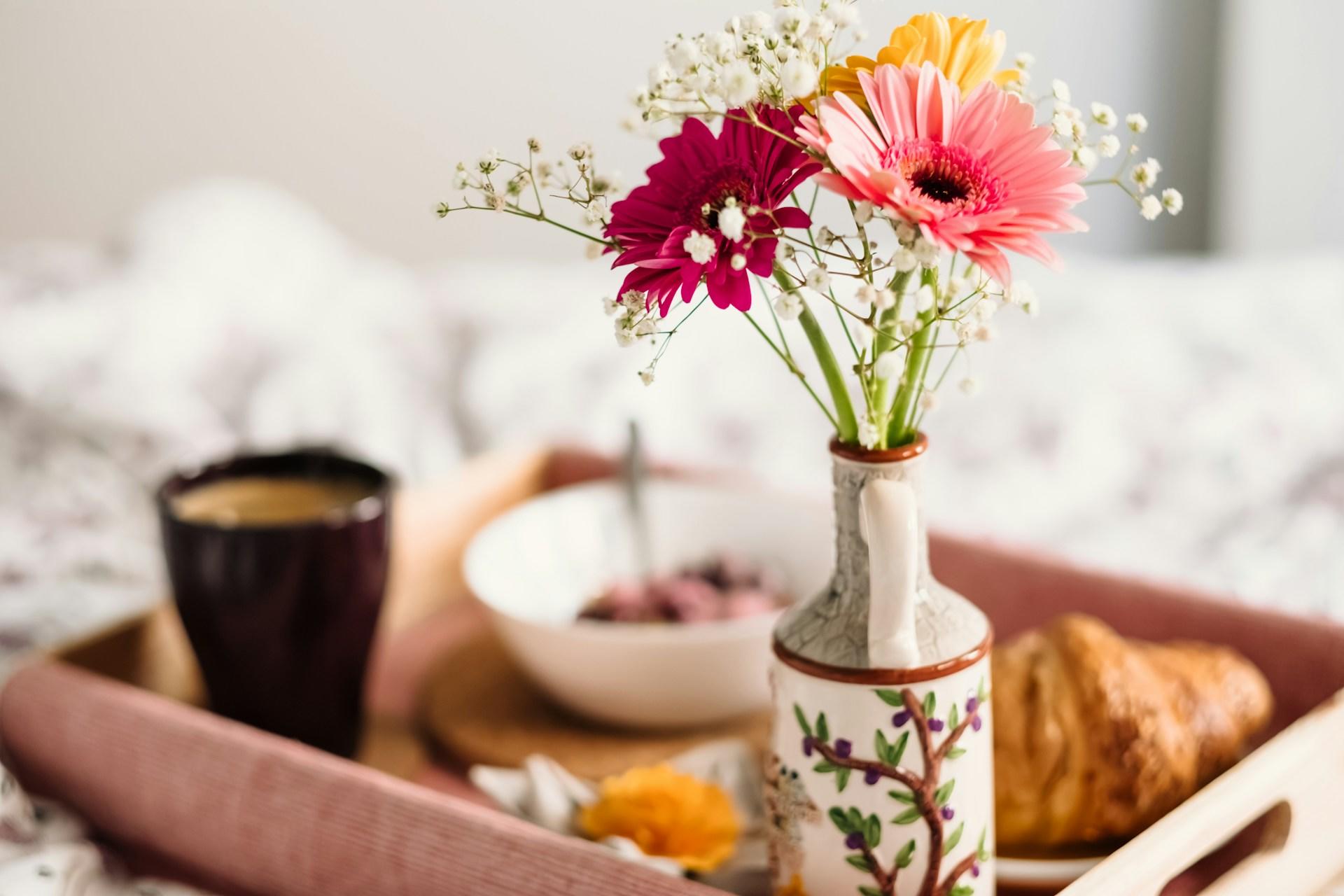Bricka med frukost och blommor