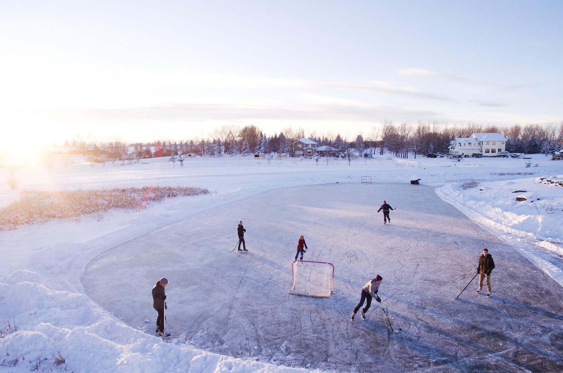 Ishockey utomhus.