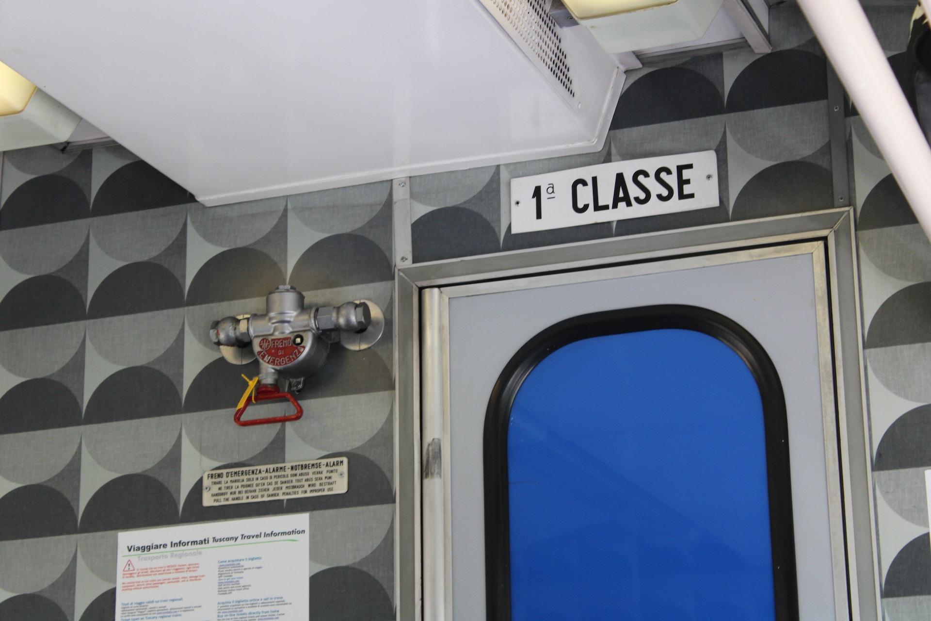 Inne i ett italienskt tåg.