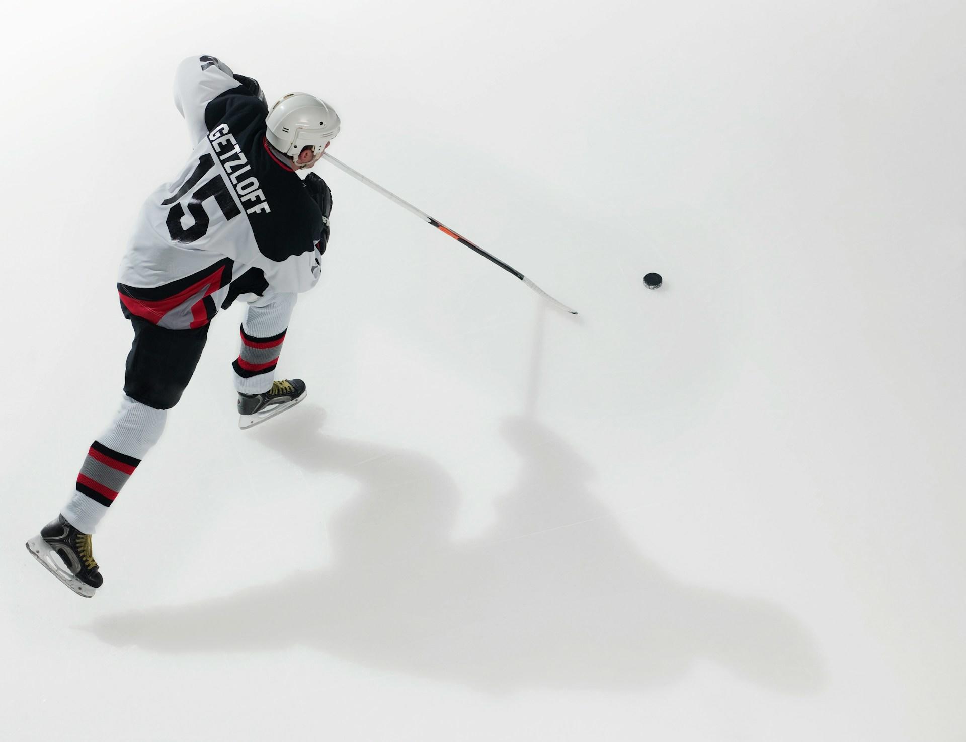 ishockeyspelare åker med pucken på isen