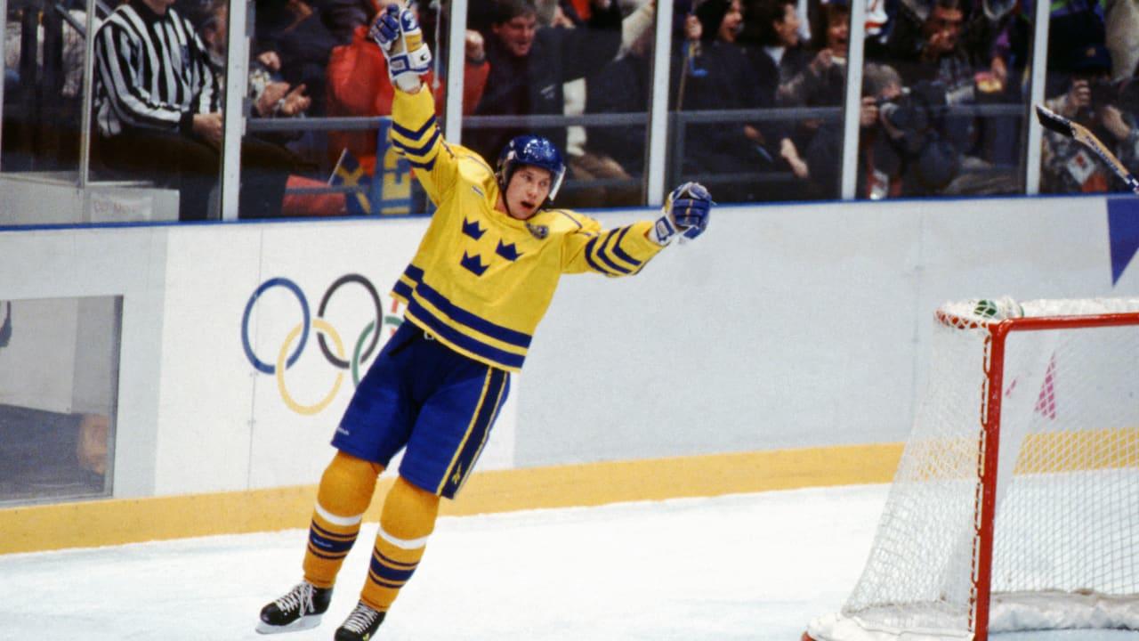 Foppa Forsberg gör målgest efter ett mål.