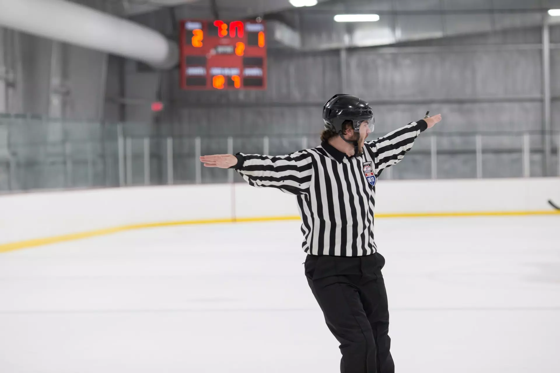 En ishockeydomare på isen.