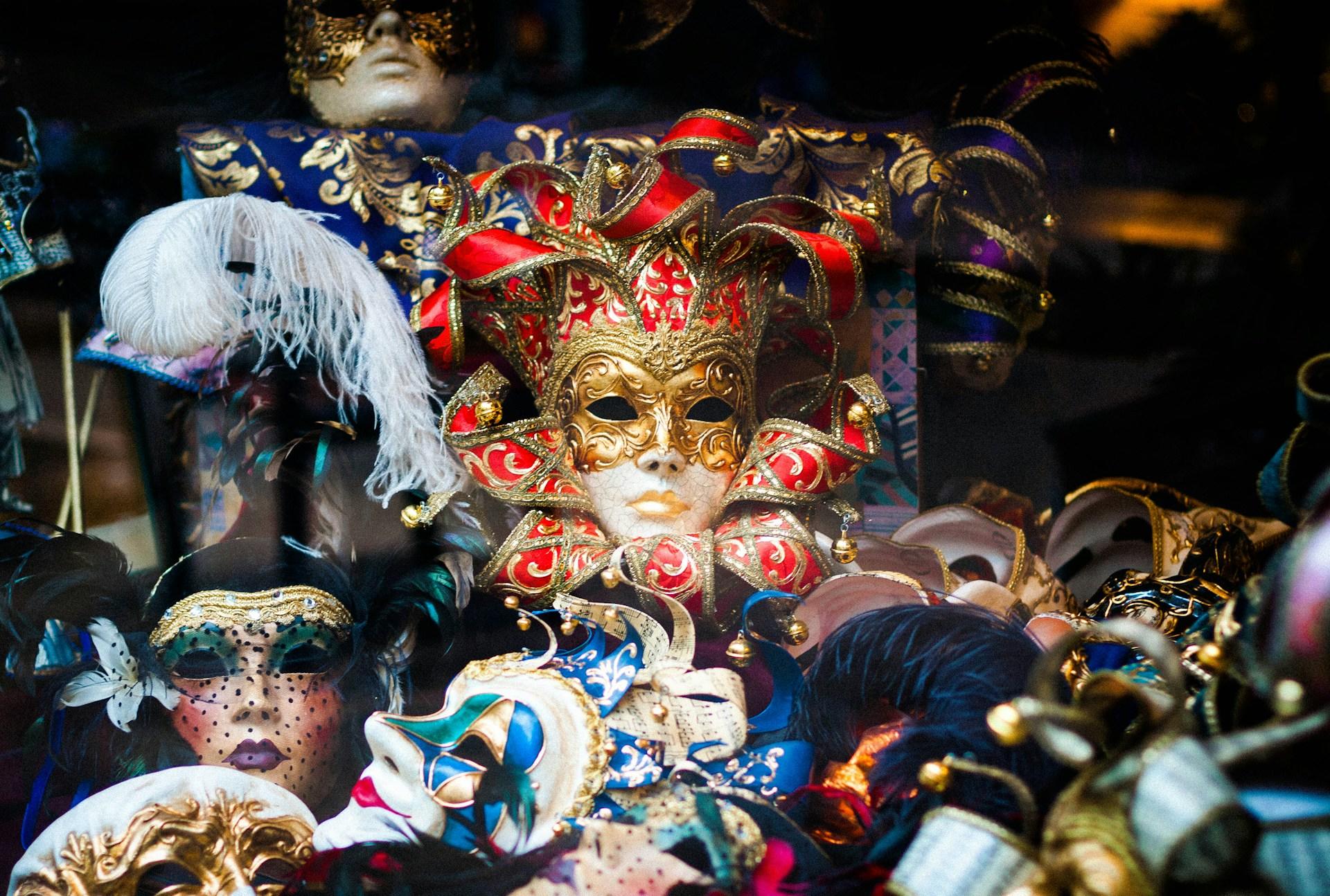 fantastiska masker visas upp i skyltfönster i barcelona.