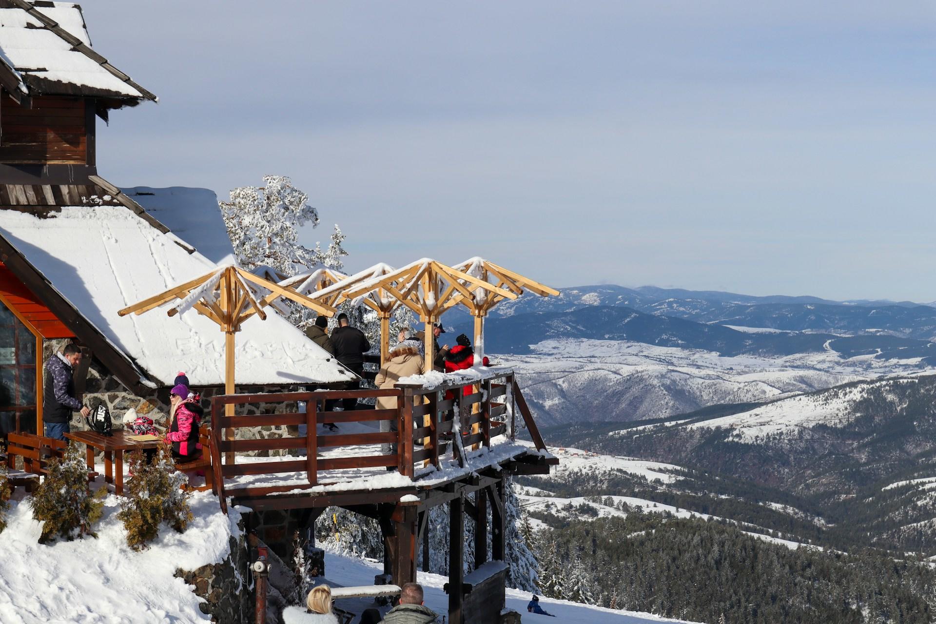 Uppe bland bergen på en skidort.
