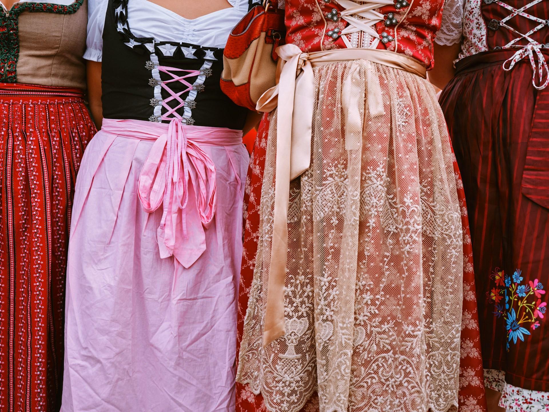 Fyra kvinnor klädda i Dirndl