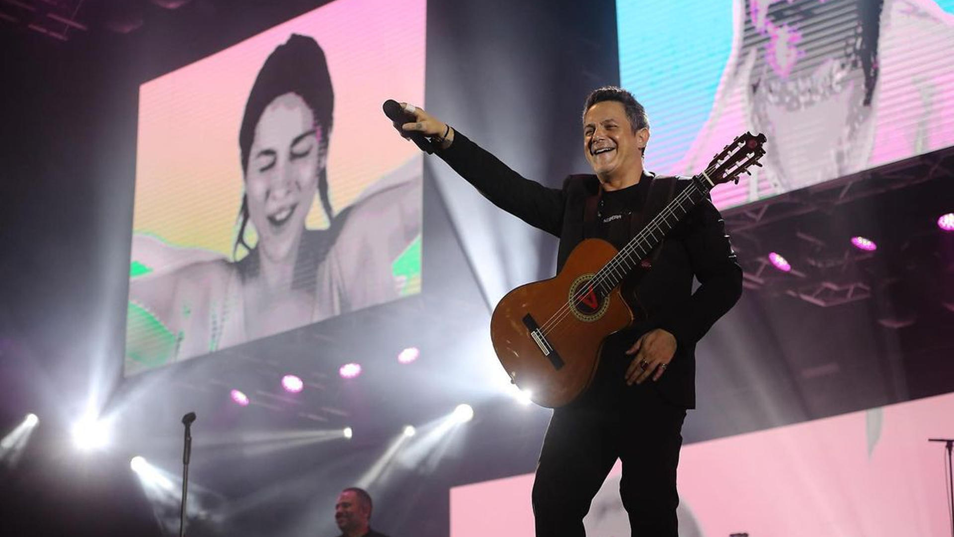 Sångaren Alejandro Sanz på scenen med en gitarr.