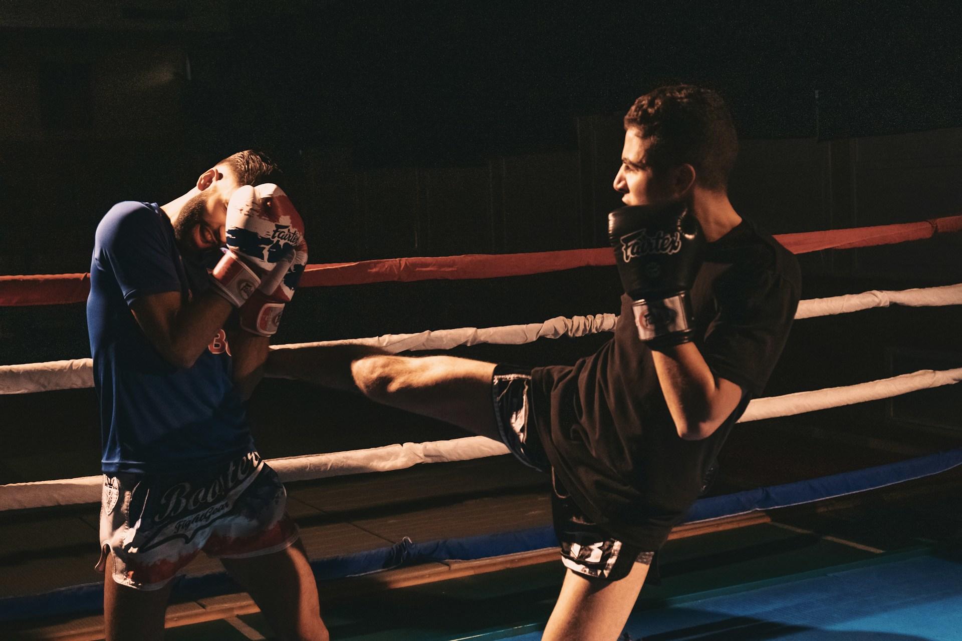 Kickboxare som sparkar motståndare