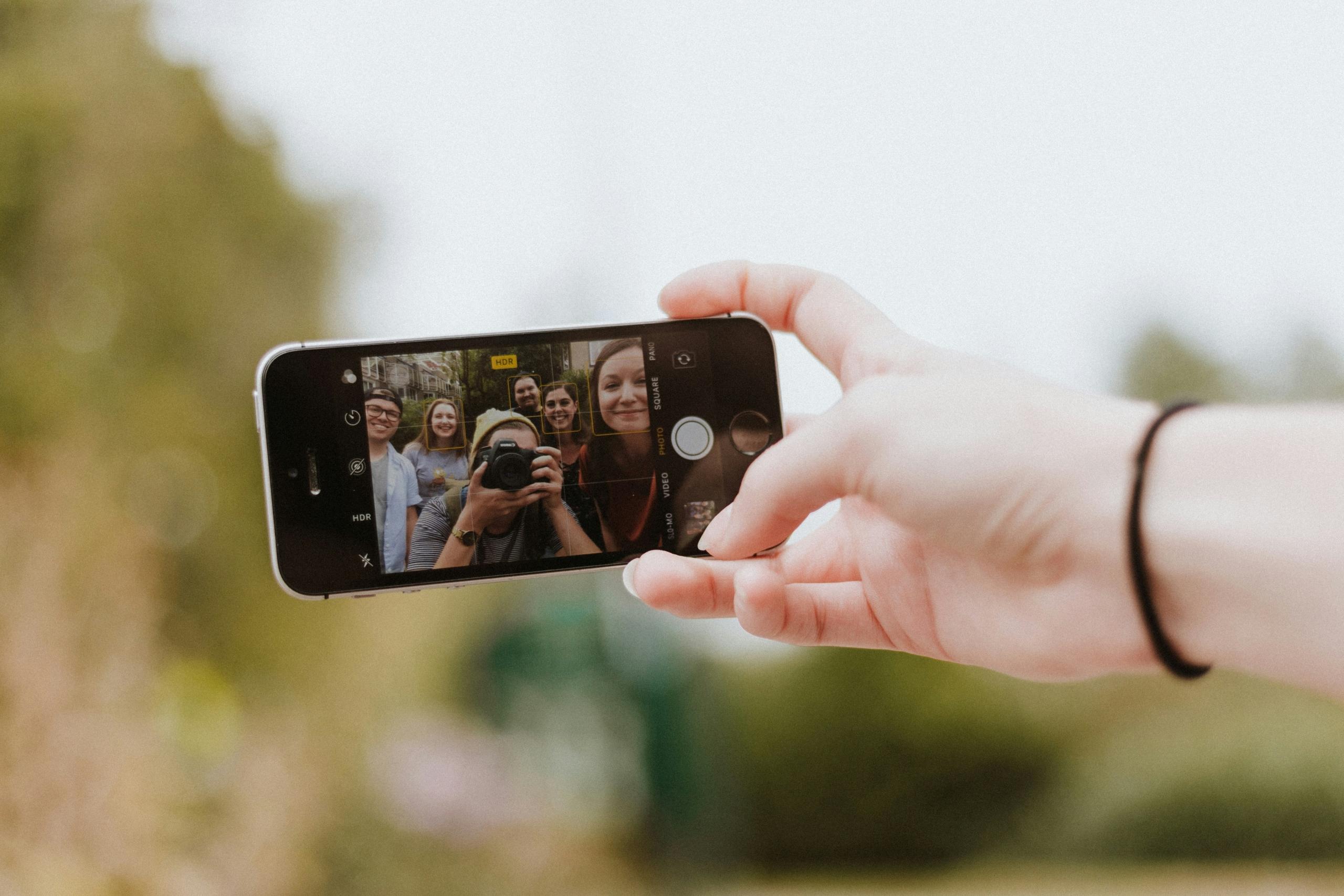 en grupp av studenter tar en bild på sig själva med mobilkamera