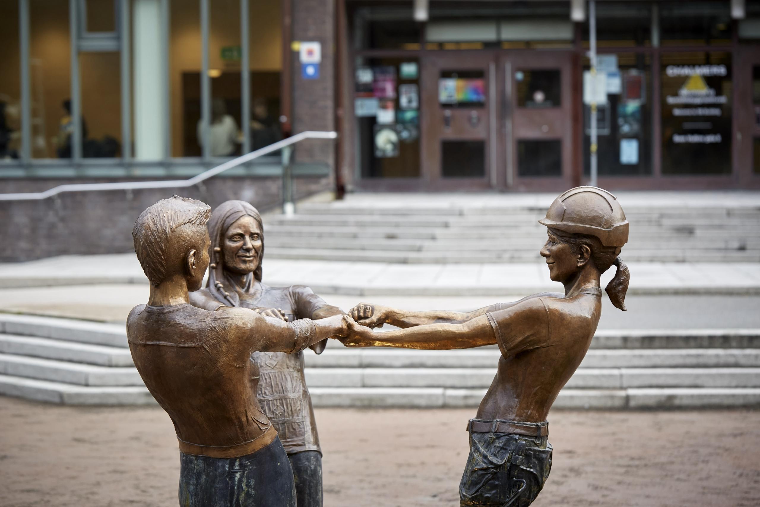 vid chalmers står en skulptur av emma ströde, med titeln "att se sig själv i andra"