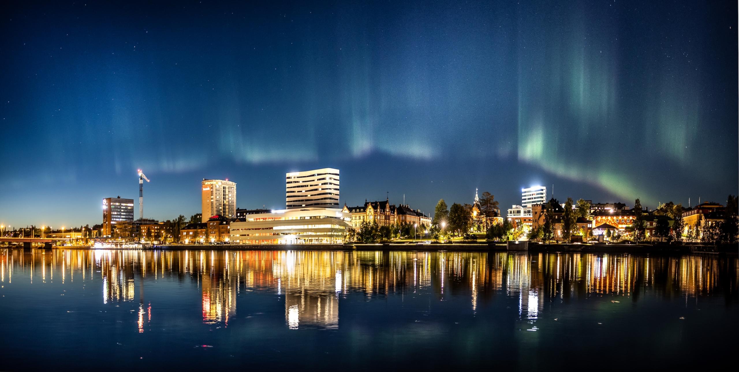 norrsken smyckar himlen över umeå en höstkväll