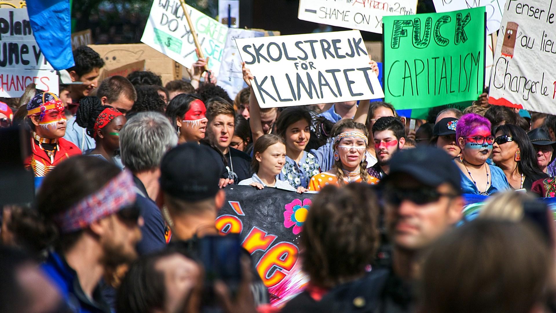 Greta Thunberg i ett demonstrationståg.