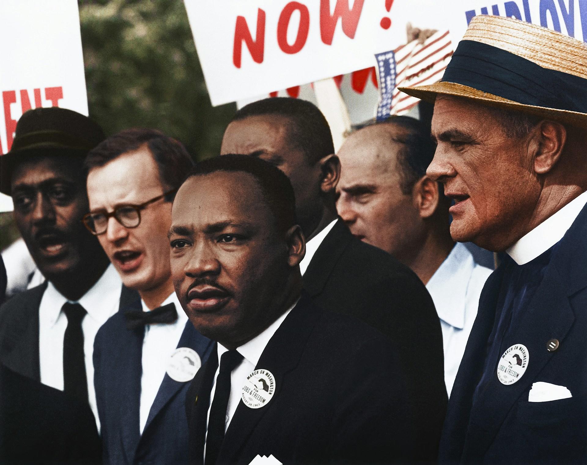 Dr. Martin Luther King, Jr. och Mathew Ahmann i en folkmassa
