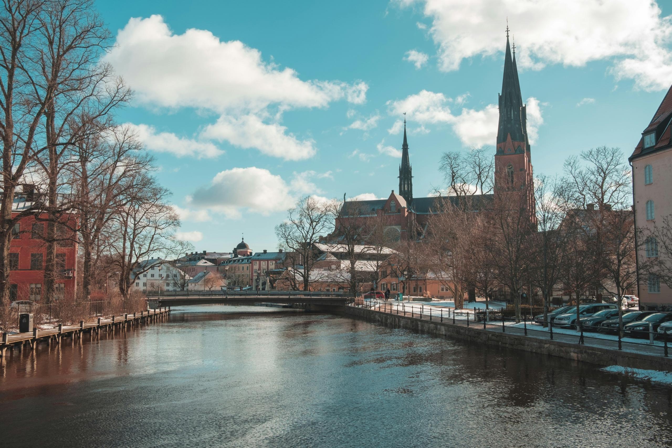 fyrisån i uppsala centrum med domkyrkan till höger