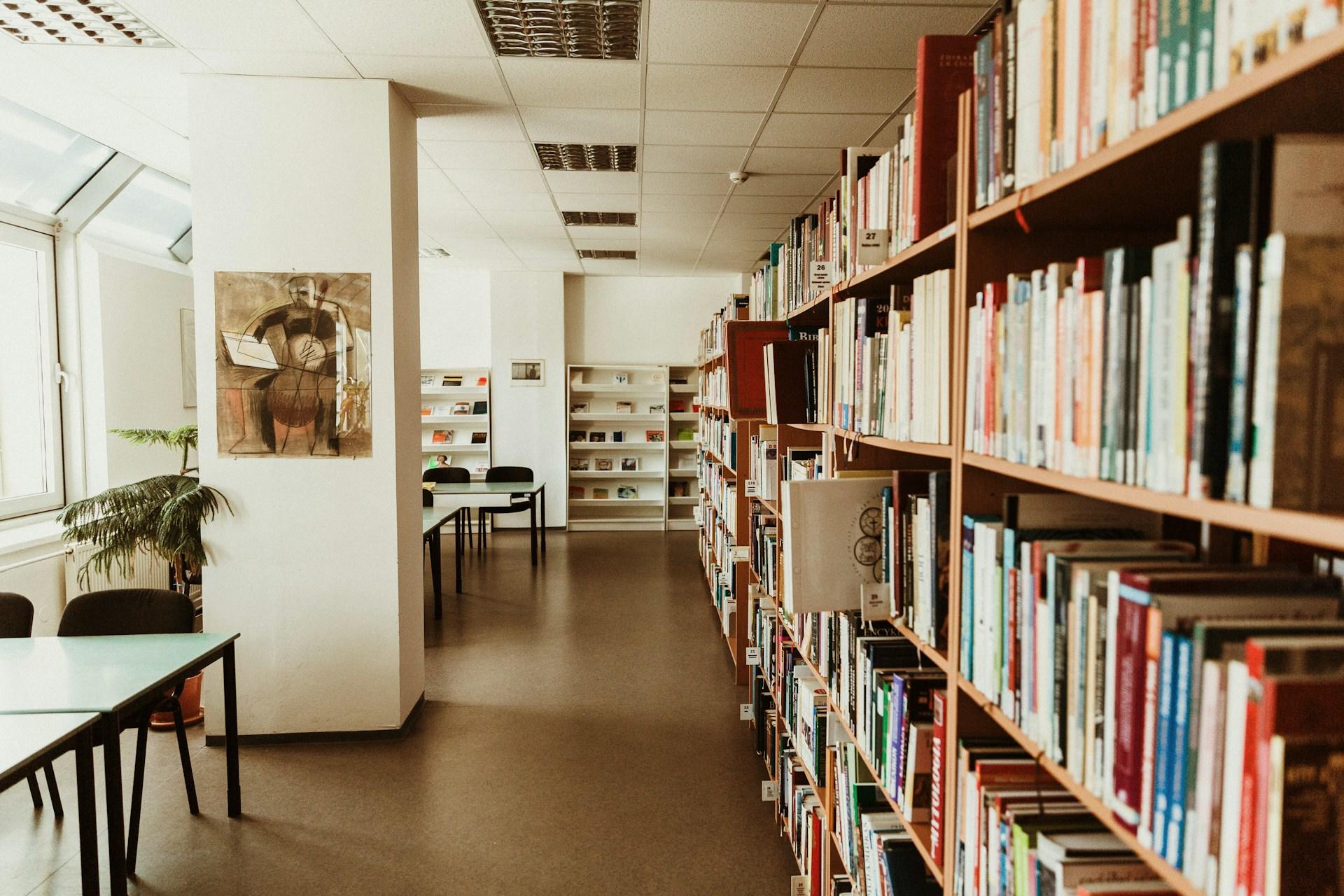 Ett universitetsbibliotek med studieplatser.