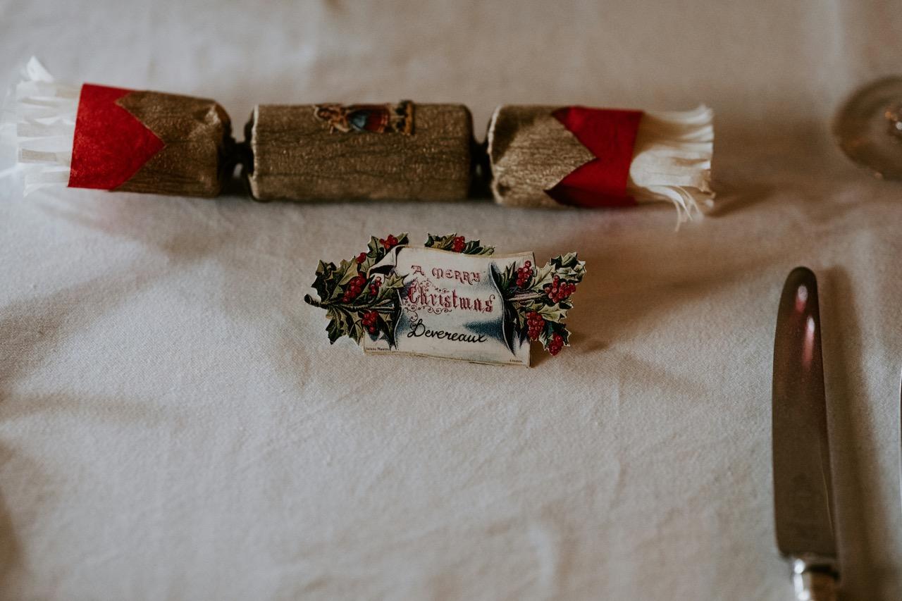 Duka middagsbordet med Christmas crackers