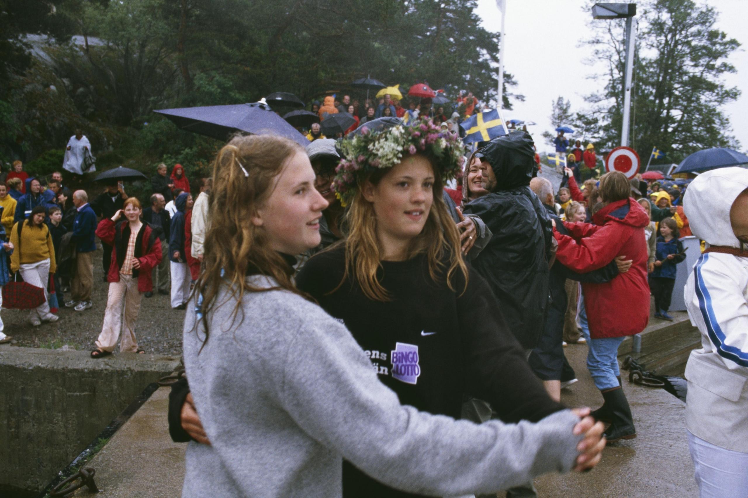 Två tjejer dansar i regnet på midsommarafton 2003.