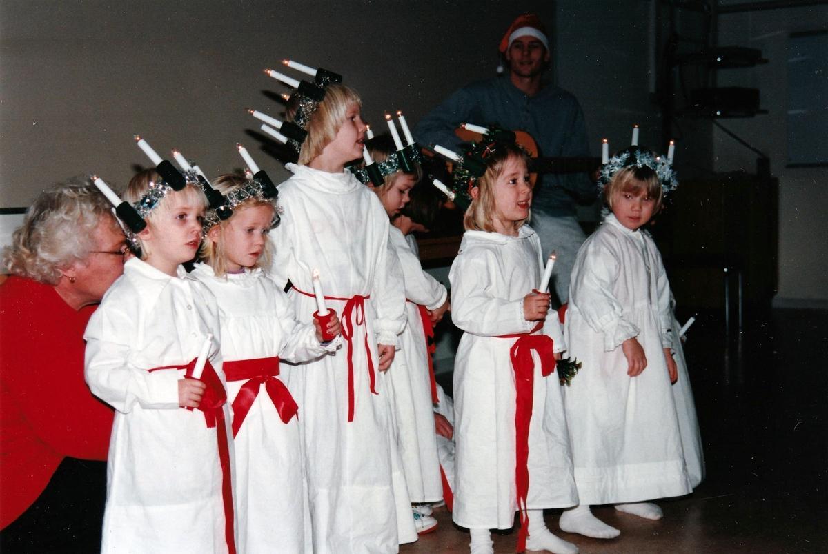 Barn i luciatåg i skolan.