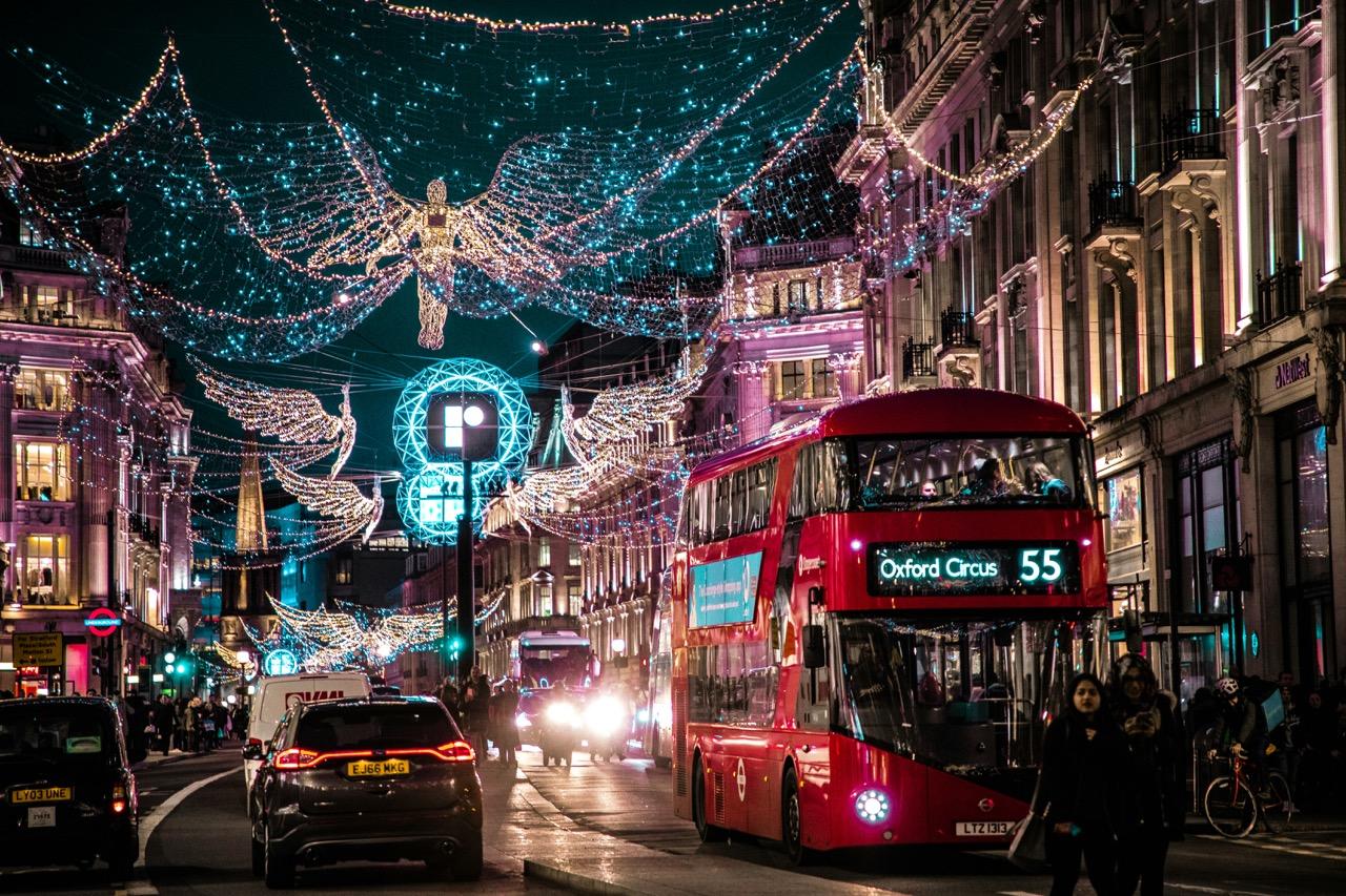 Storbritanniens jultradition innehåller vacker julbelysning och mat