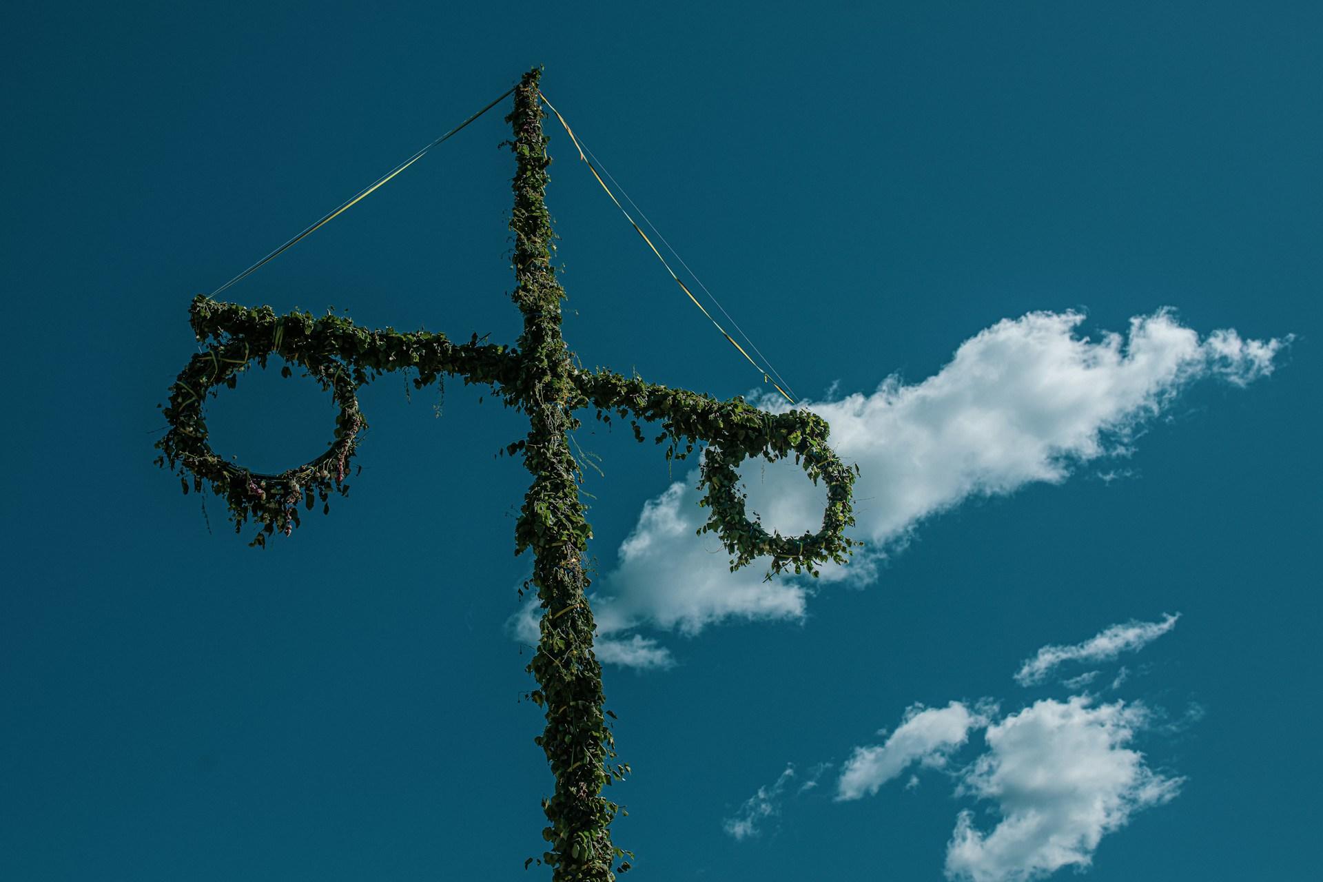 Majstång mot blå himmel