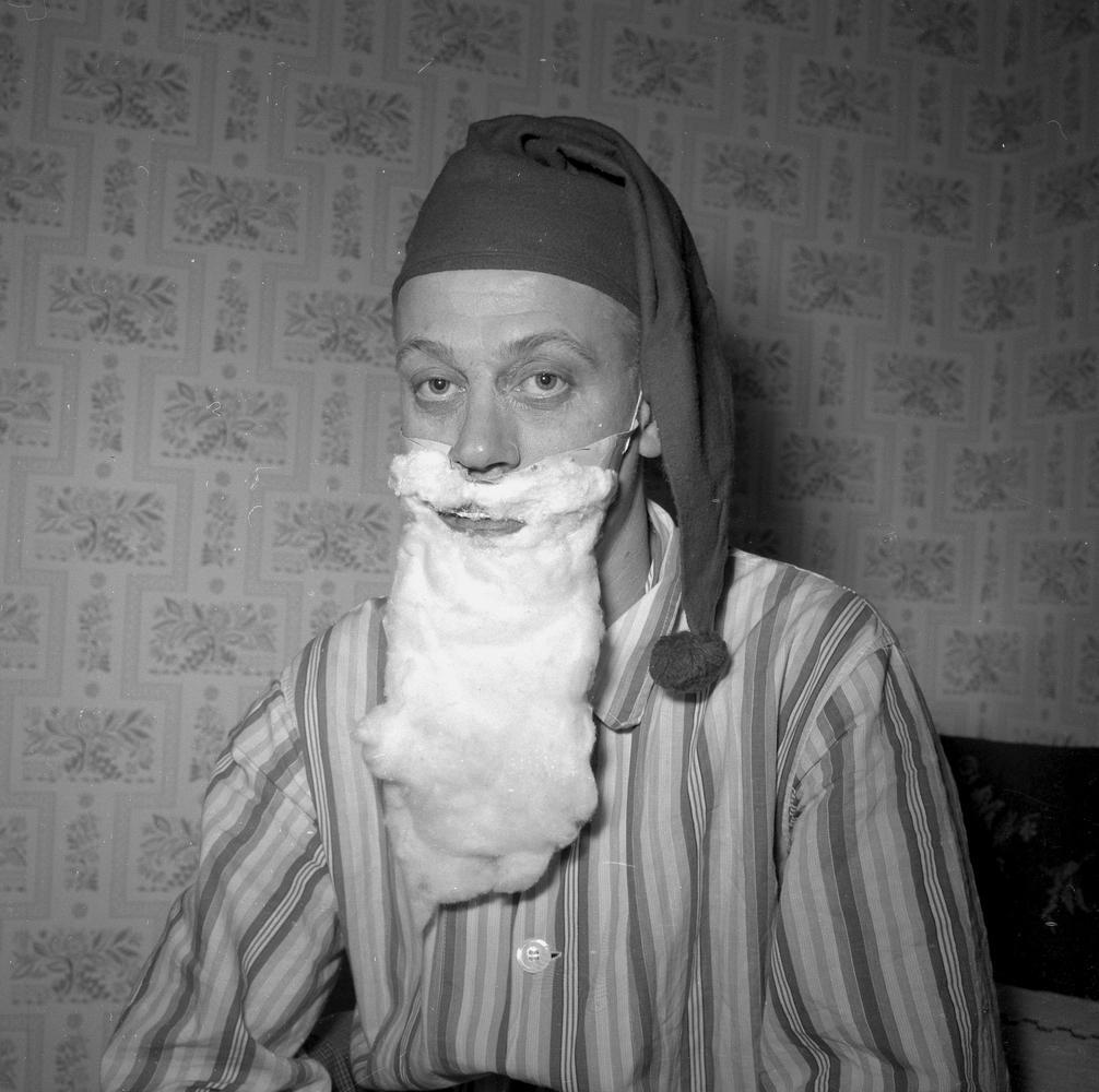 Jultomte från Örebrokuriren Julbildssidan. 24 december 1954.