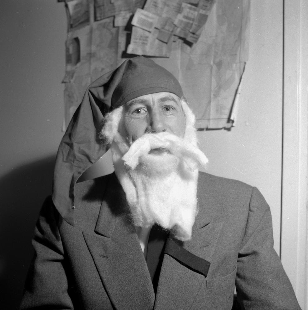 Jultomte från Örebrokuriren Julbildssidan. 24 december 1954.