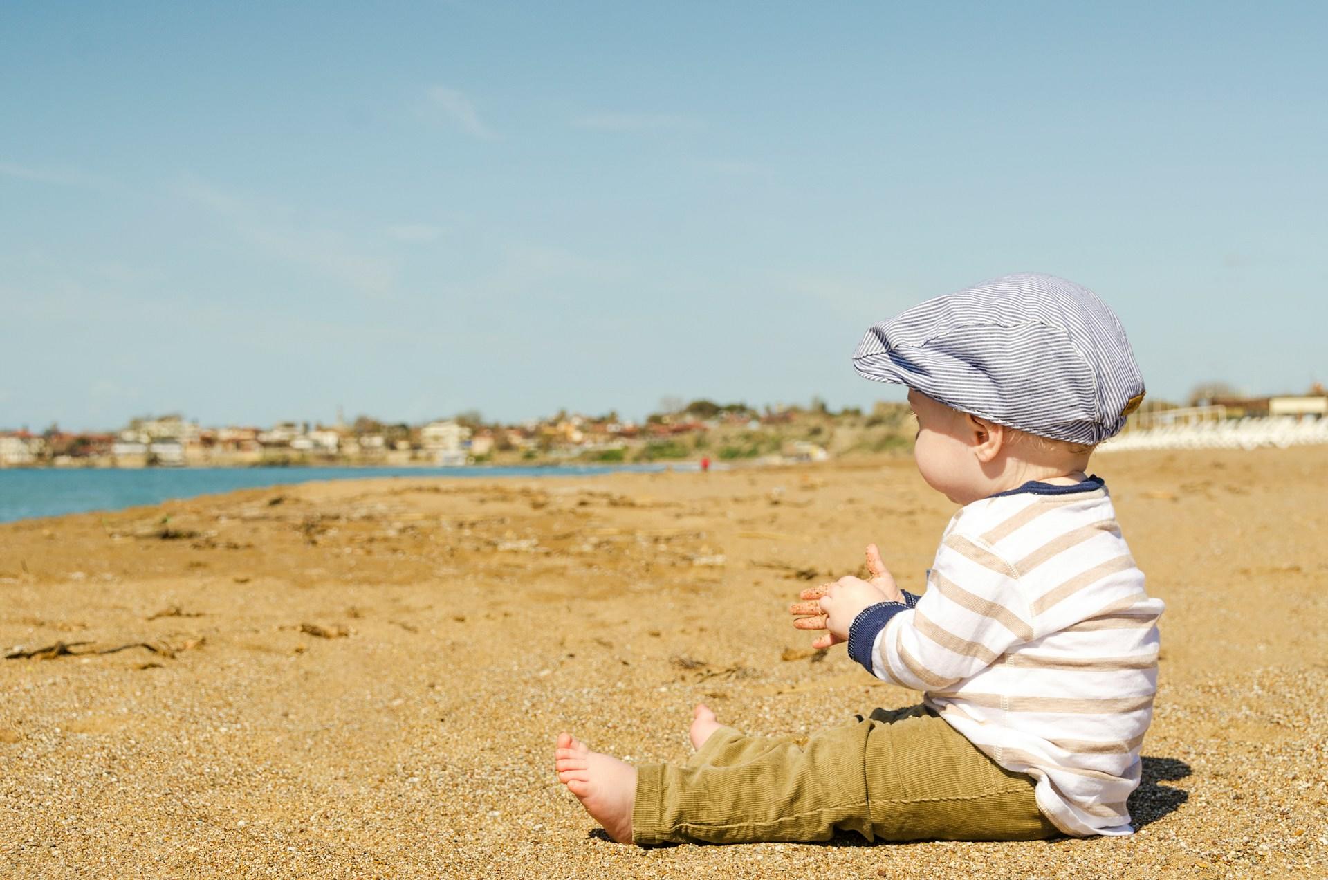 Baby på strand