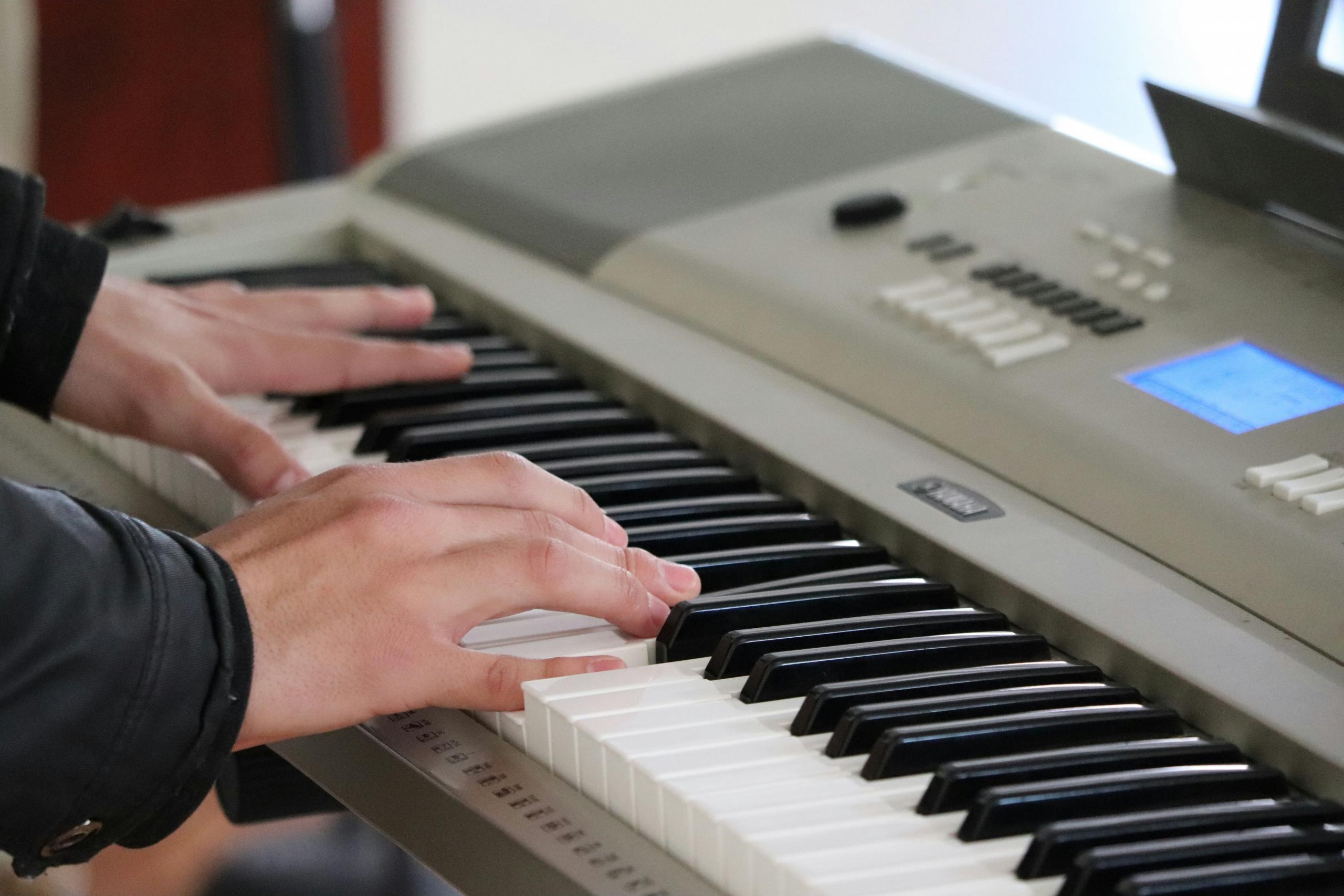 lär dig spela piano med lärare från Örebro