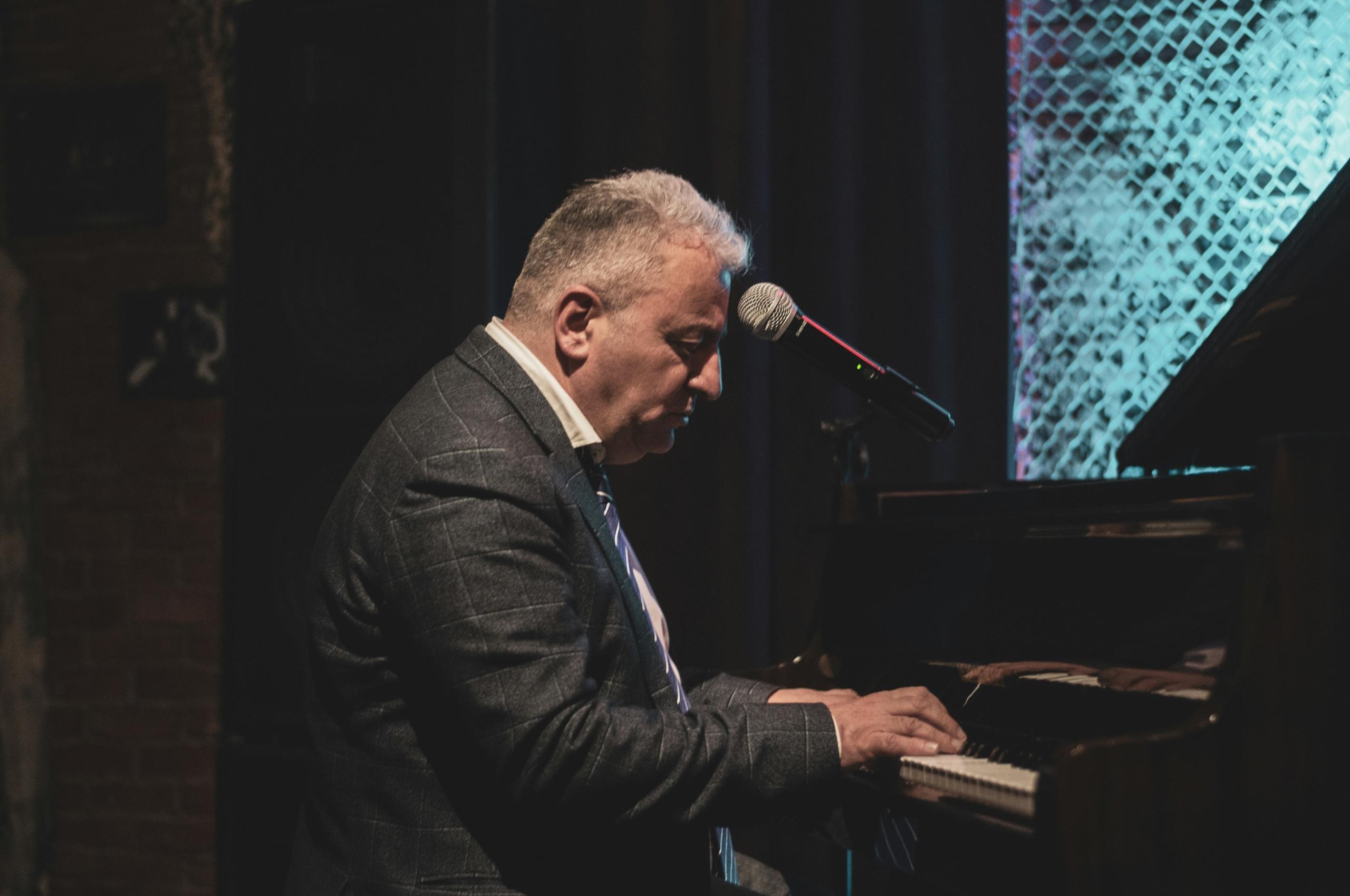 Äldre herre spelar piano