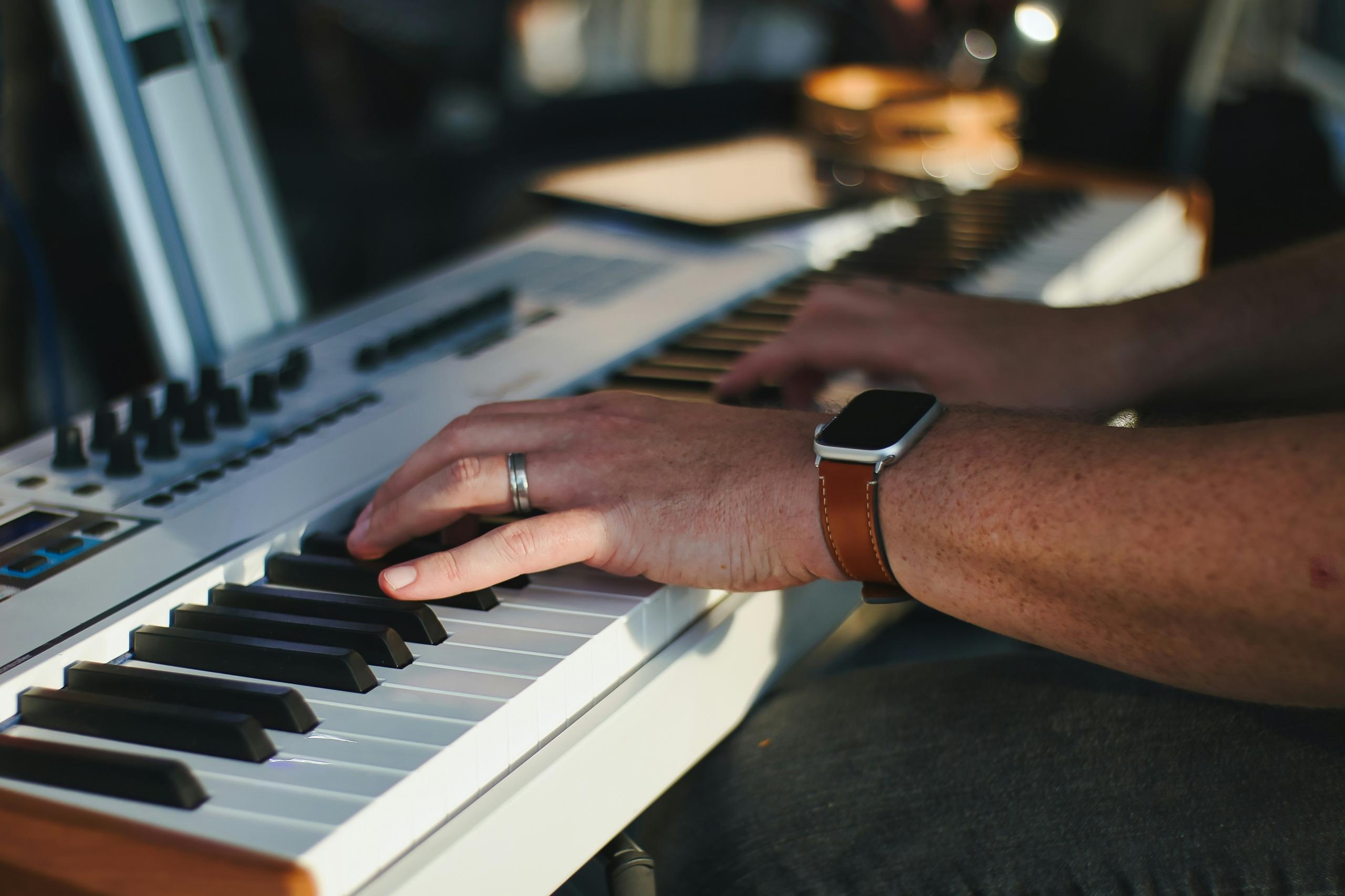 Pianist som lär sig spela piano