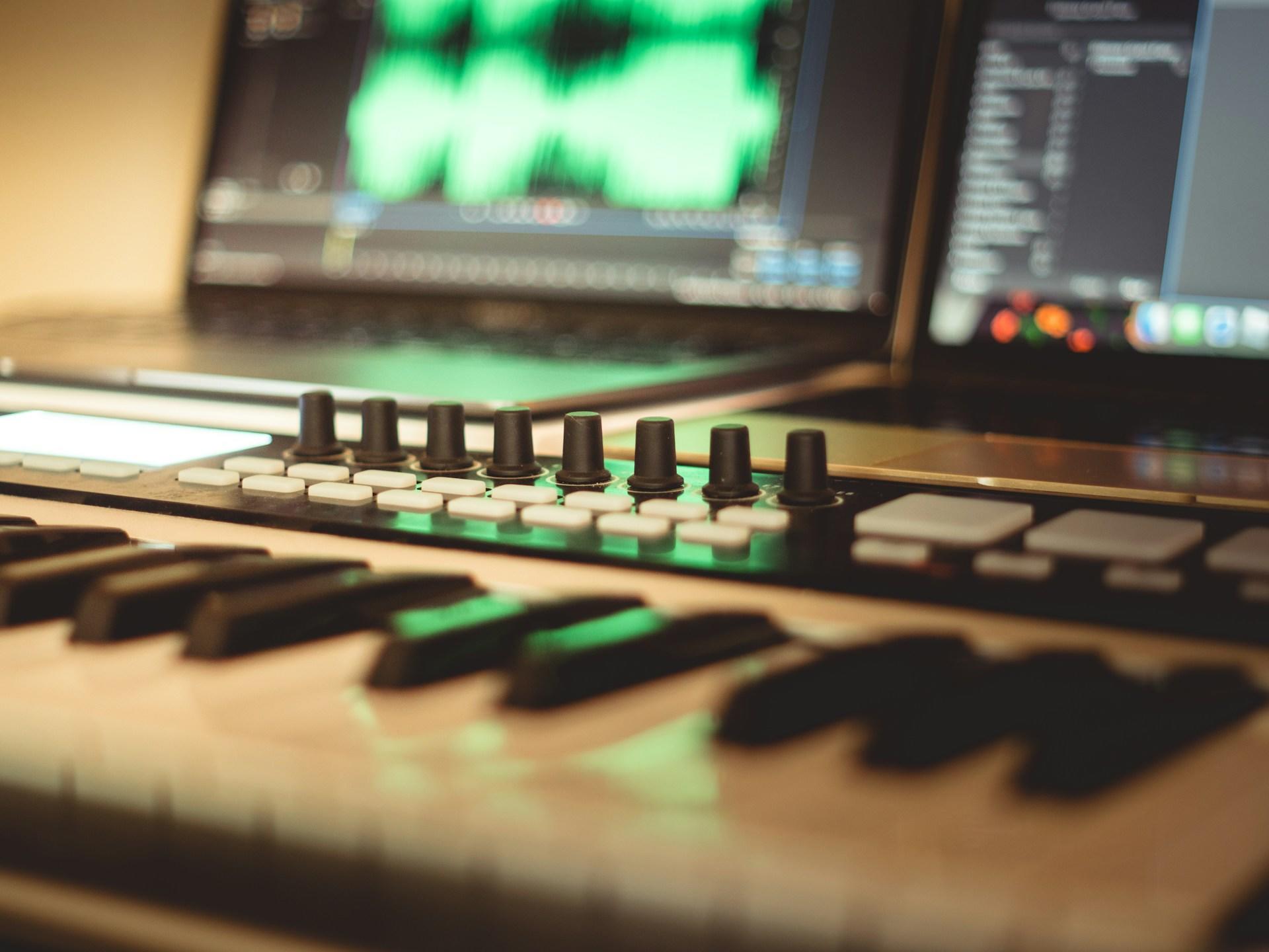 Piano och laptops för musikproduktion