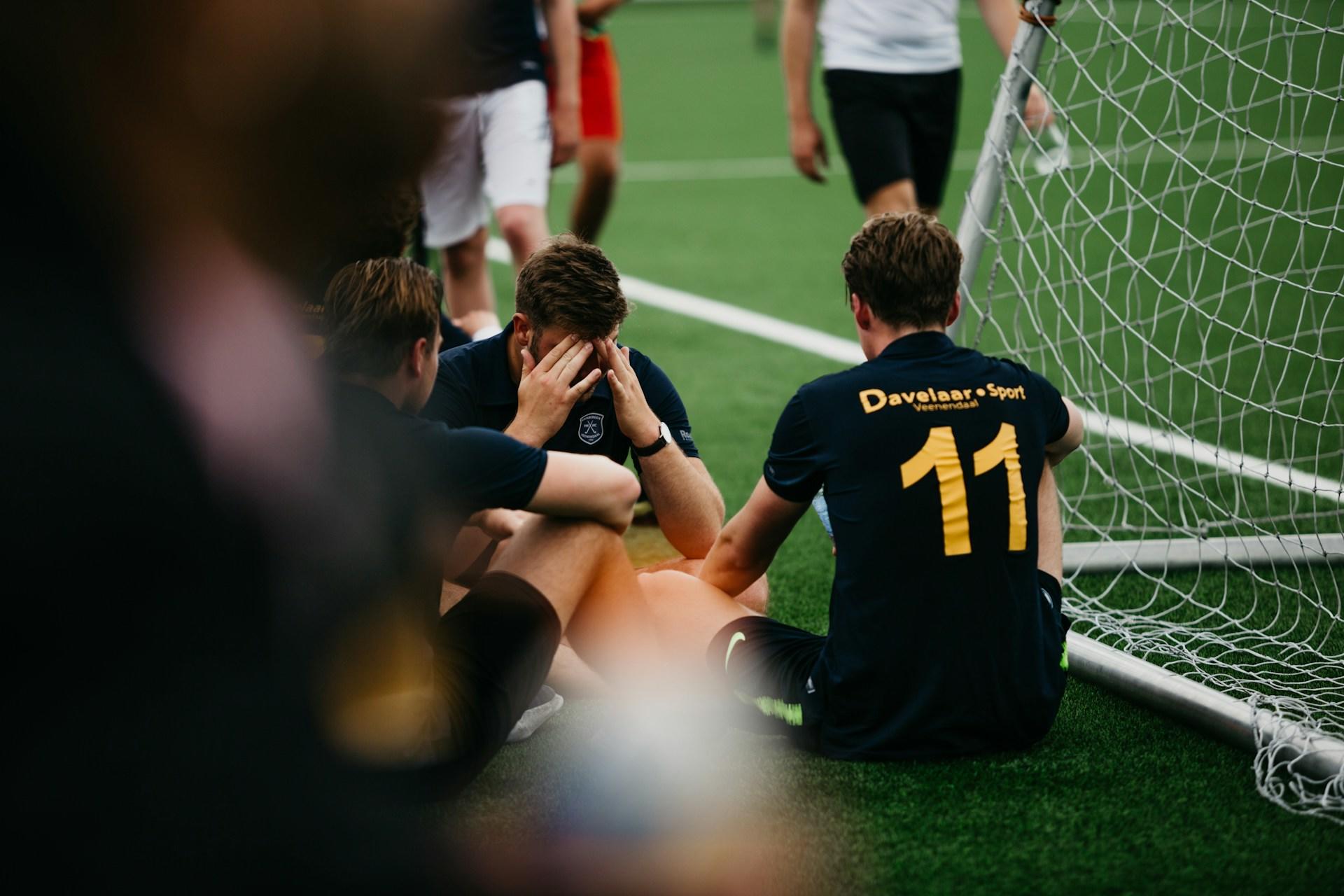Besvikna spelare efter en fotbollsmatch.