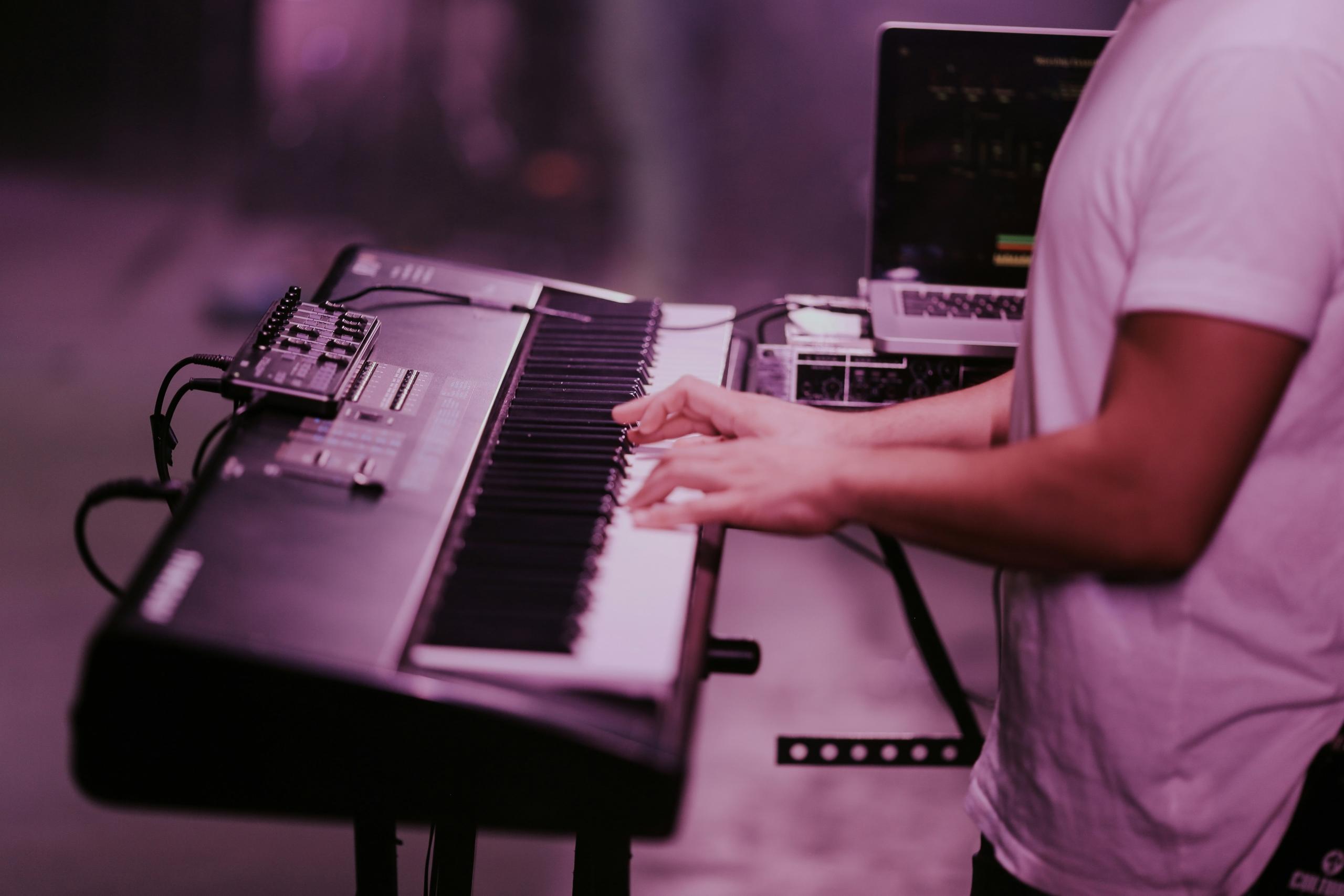 Låtskrivare använder piano för att komponera melodier och texter.