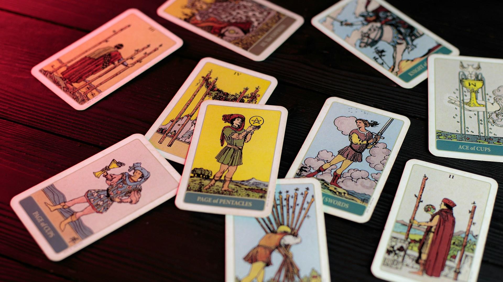 Ett gäng tarotkort utspridda på ett bord.