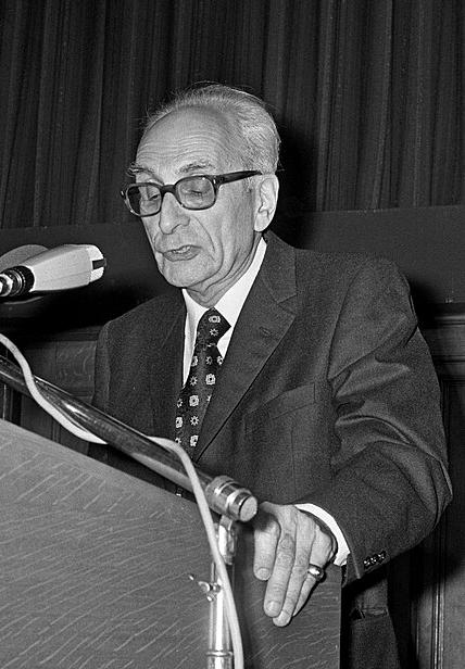 Fotografi av Lévi-Strauss som håller föredrag.