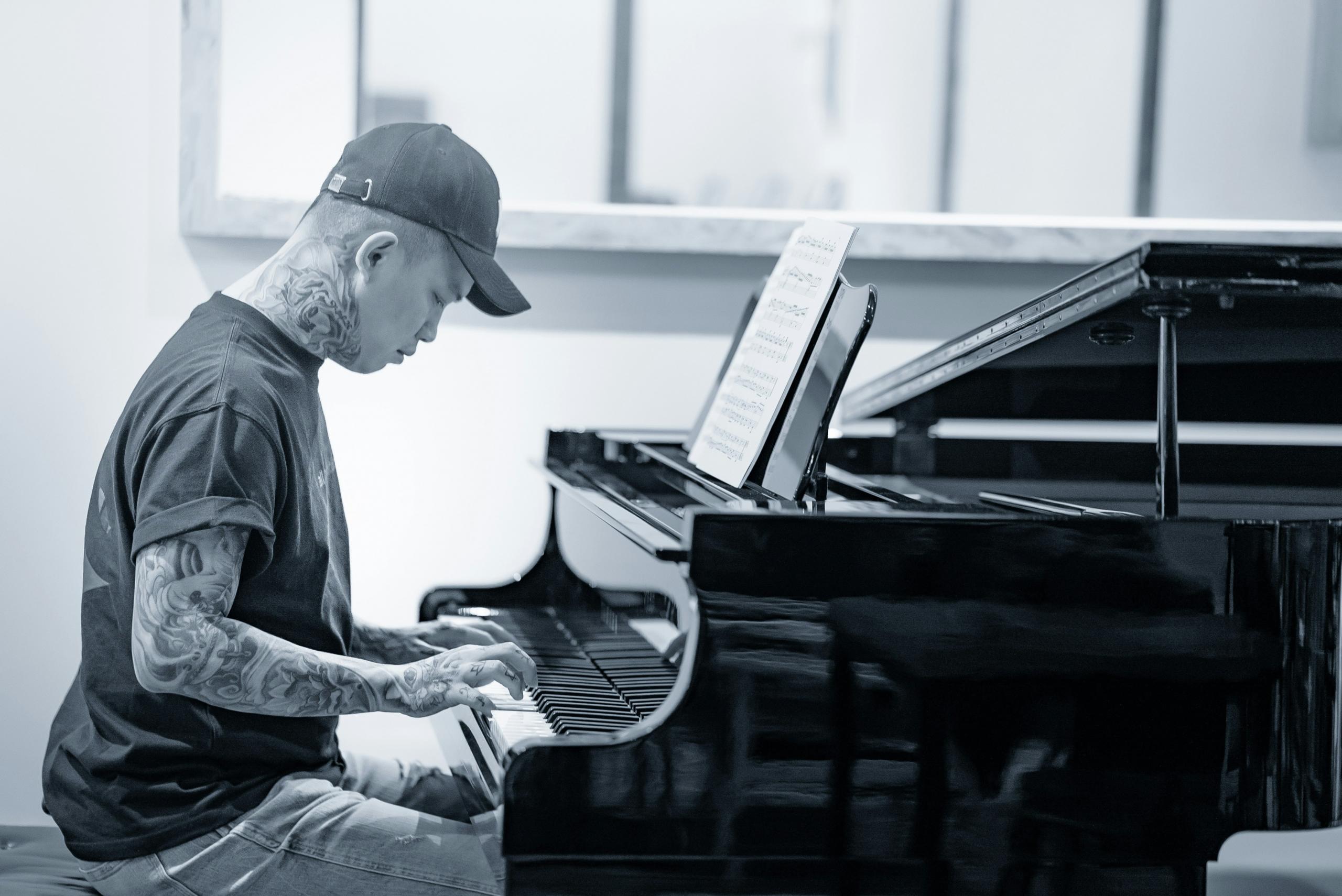 Pianist övar på notläsning