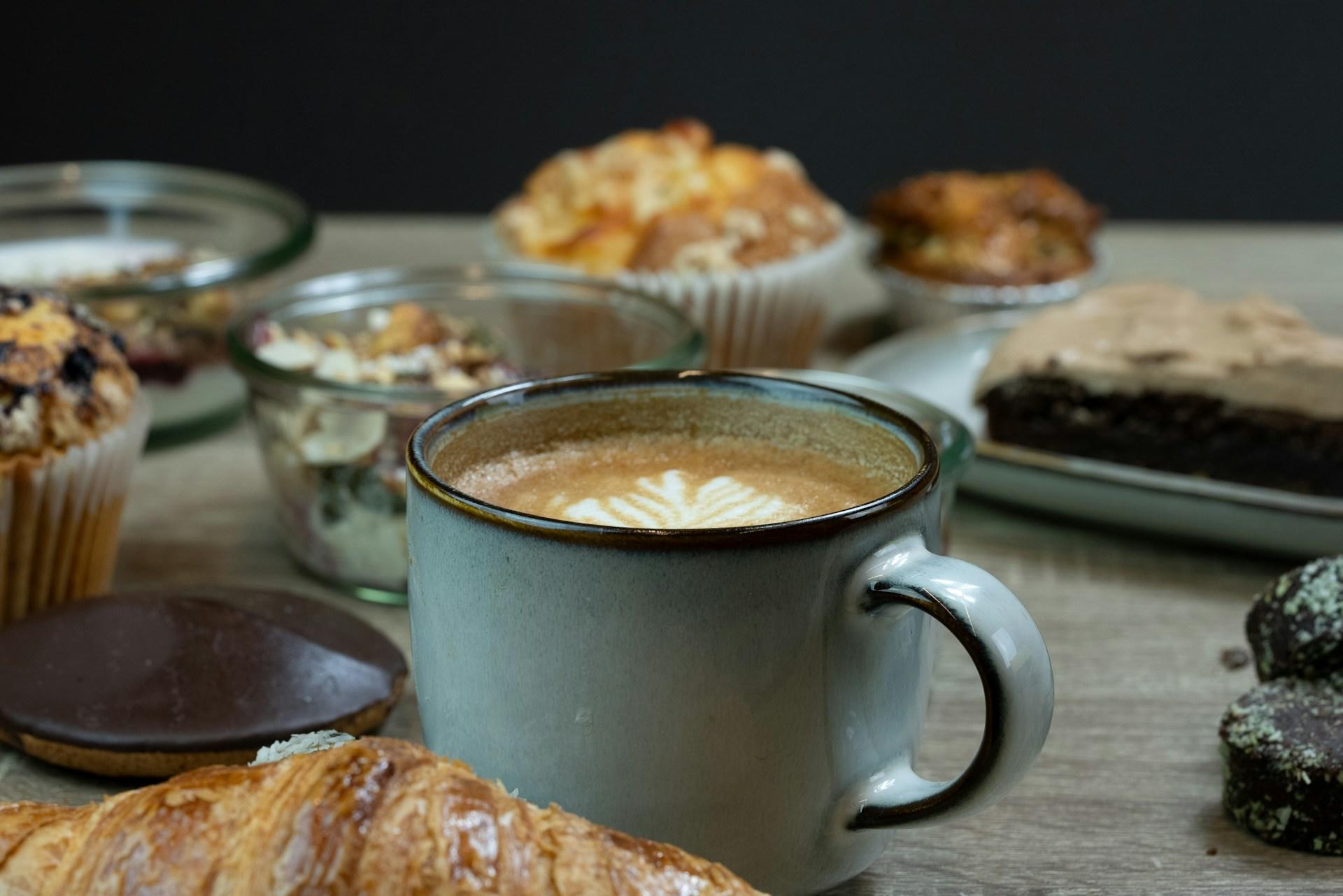 Fika med kaffe uppdukat på ett bord.