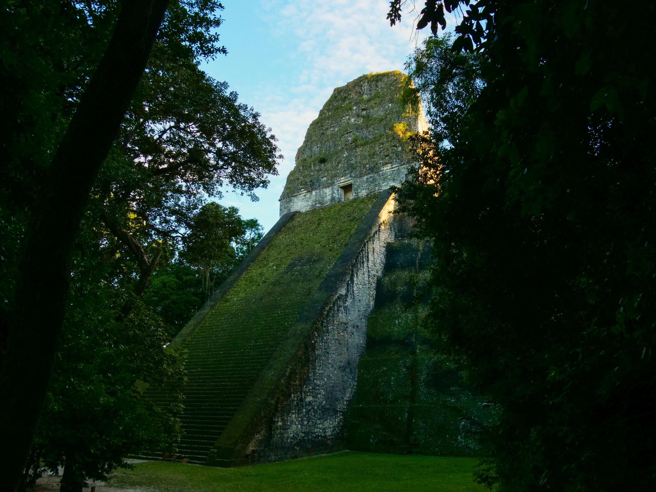 Högkulturernas arv och byggnader finns kvar som historiska minnen