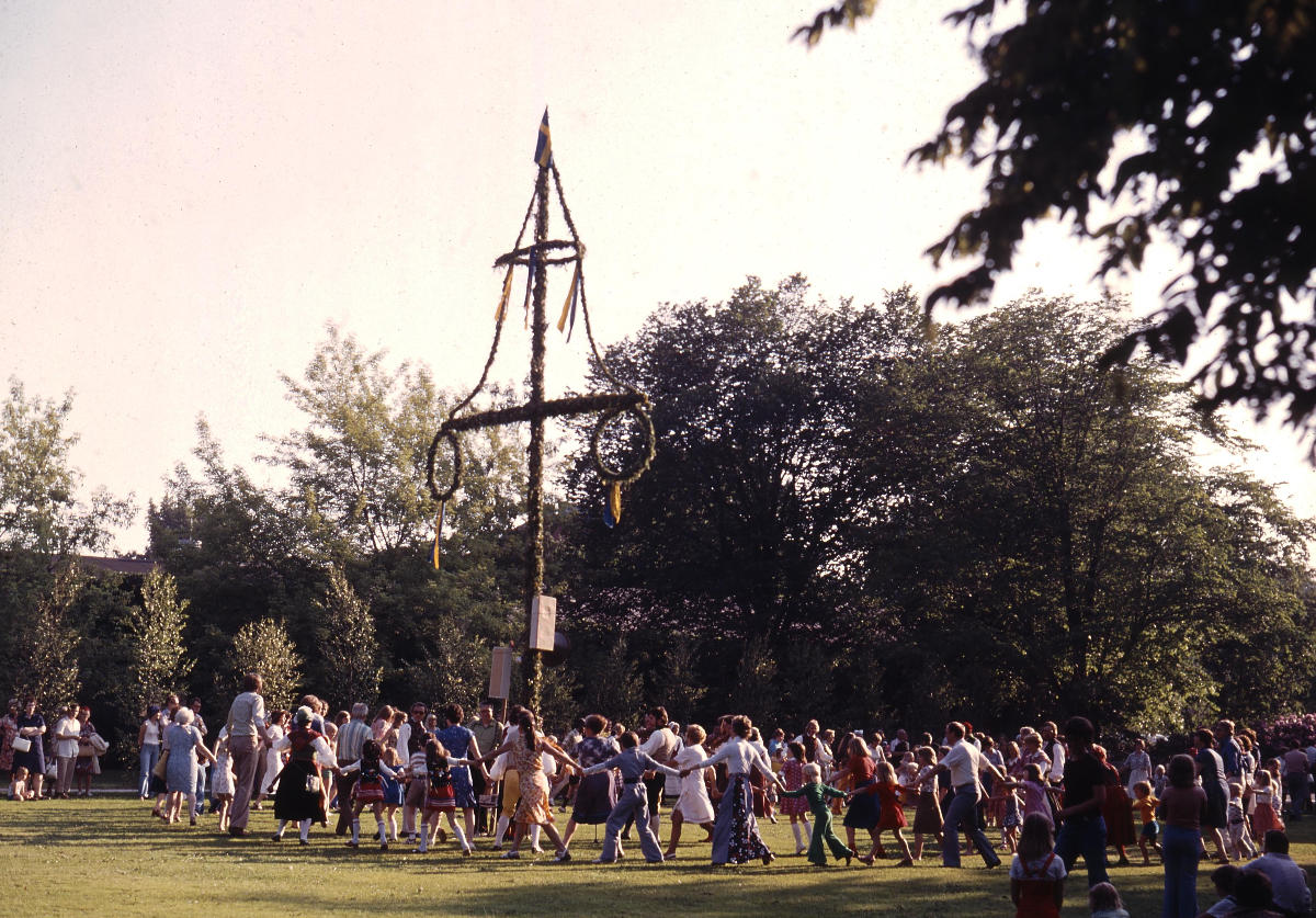 Midsommarfirande runt en majstång i Örebro 1976.