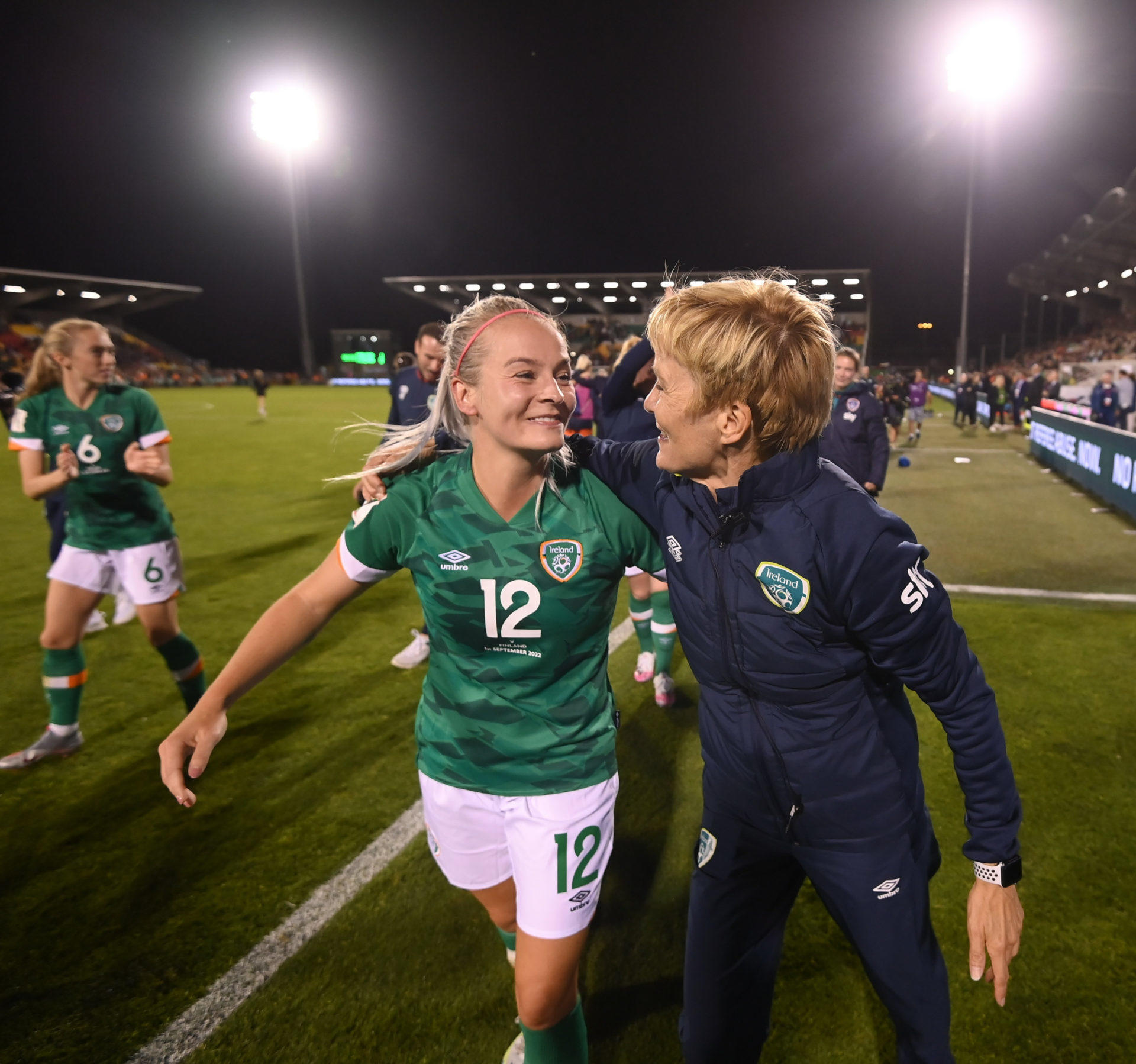 Vera Pauw och Lily Agg efter kvalificeringsmatchen för FIFA VM 2023