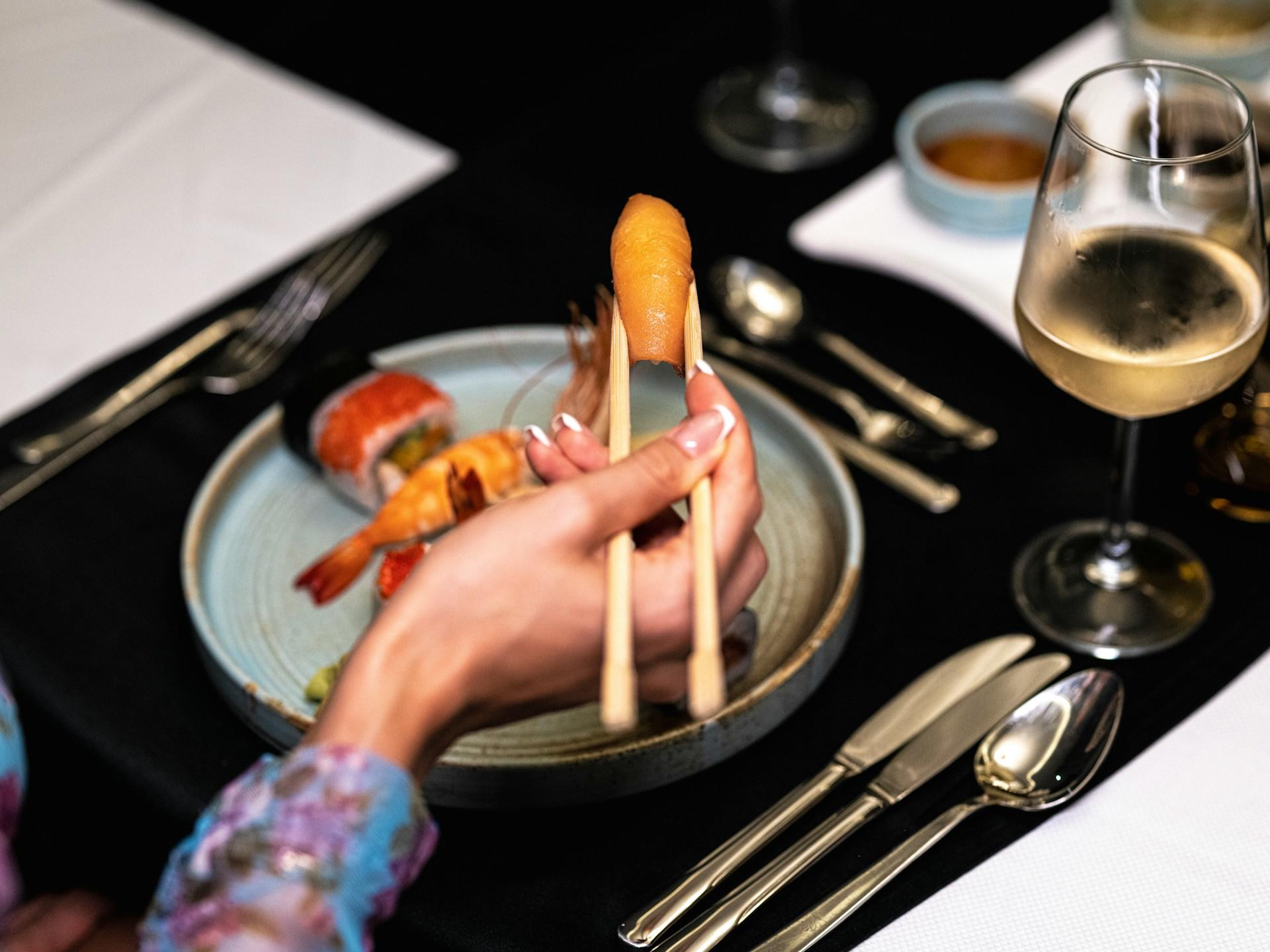 Lär dig göra och servera egen sushi